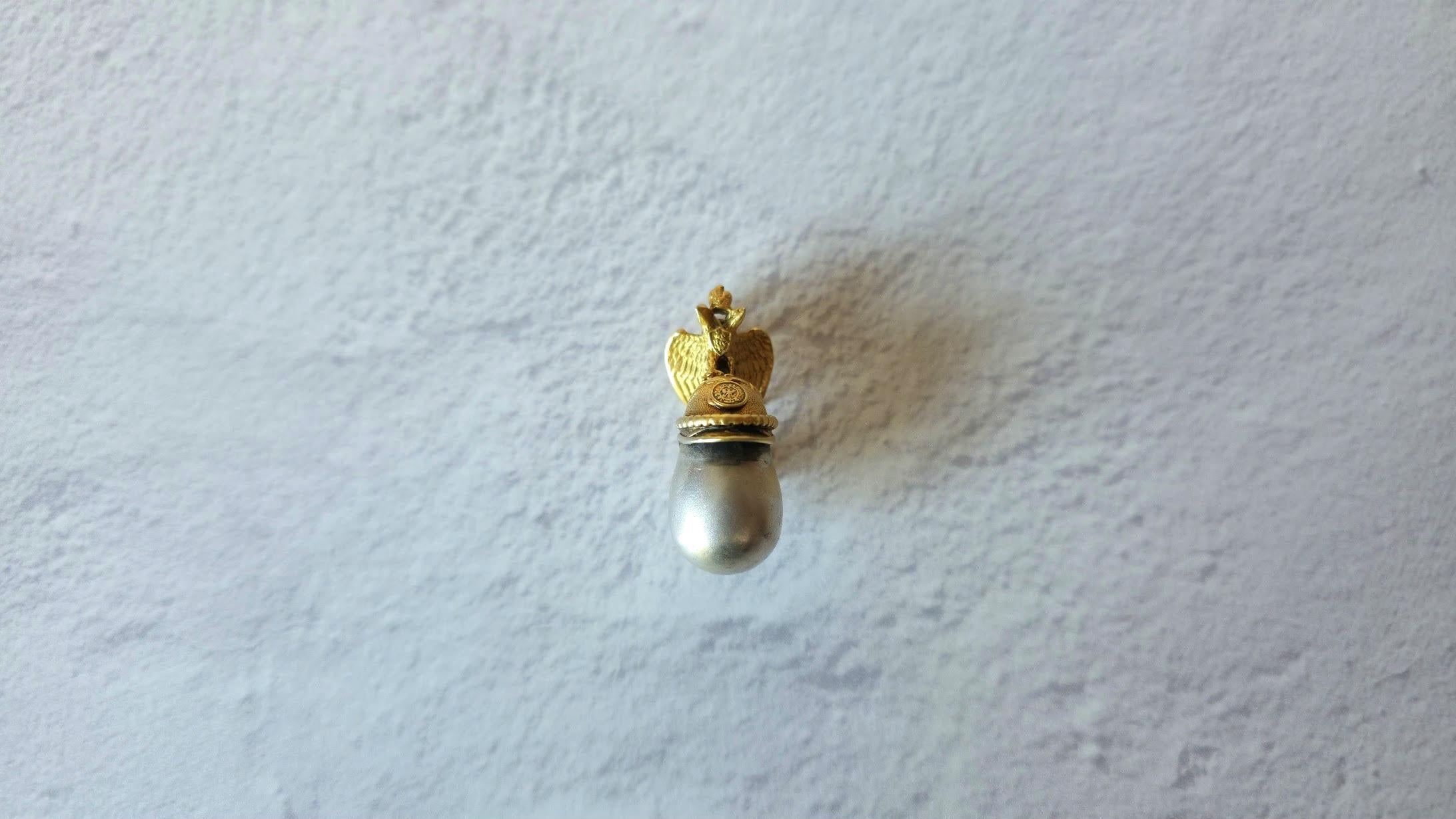 Ti presentiamo un ciondolo a forma di uovo di qualità favolosa, con la forma di un elmo dorato in miniatura con aquila bicipite, globus cruciger e lo storico stemma imperiale di Mosca - Saint George. Il ciondolo è realizzato in argento dorato 88