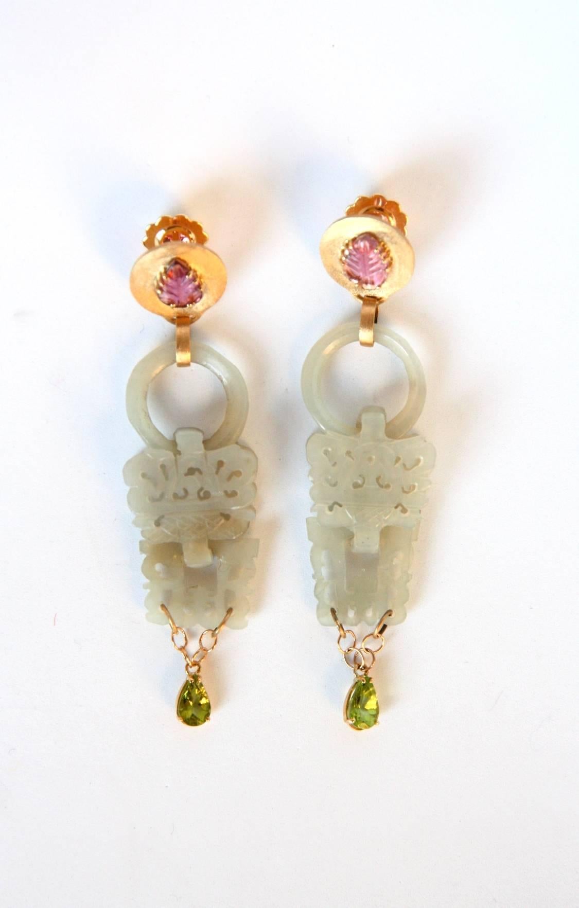 Artisan Ancienne goutte impériale en jade rose, or rose 18 carats, tourmaline et péridot en vente