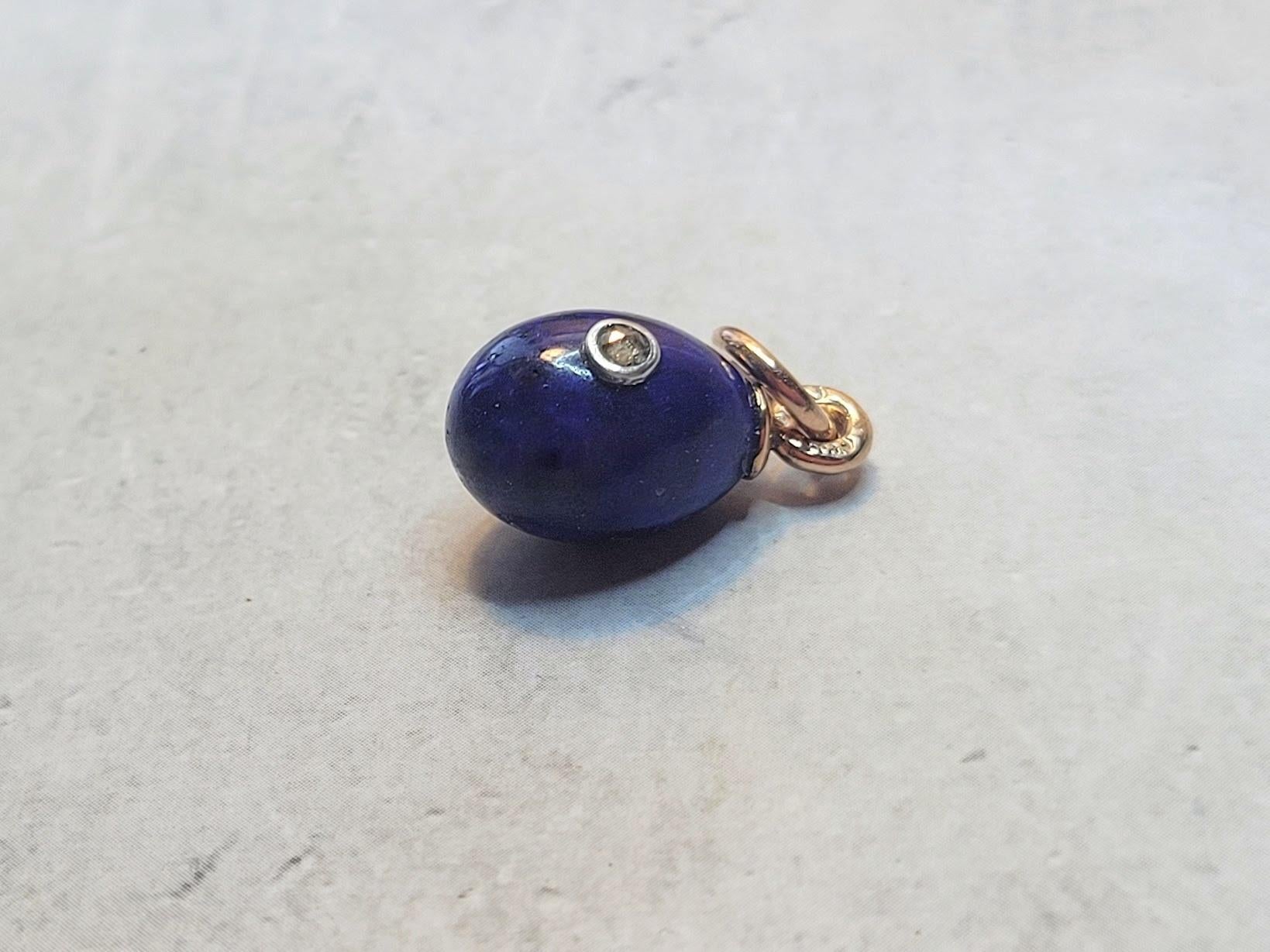 Siamo lieti di presentarti un altro articolo eccezionale della nostra collezione: un ciondolo a forma di uovo in oro rosa in miniatura, molto particolare, realizzato in lapislazzuli e ornato da un elemento di diamante sfaccettato. L'uovo pendente in