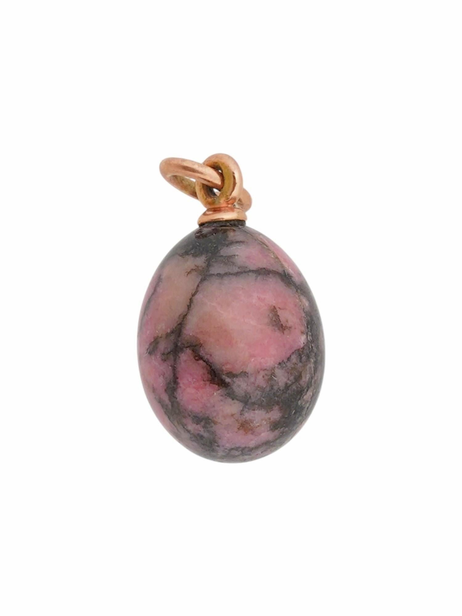 Nous avons le plaisir de vous présenter une autre pièce exceptionnelle de notre Collectional : un magnifique et très inhabituel pendentif miniature en forme d'œuf en or rose, fabriqué à partir de rhodonite véritable et orné d'un élément en diamant