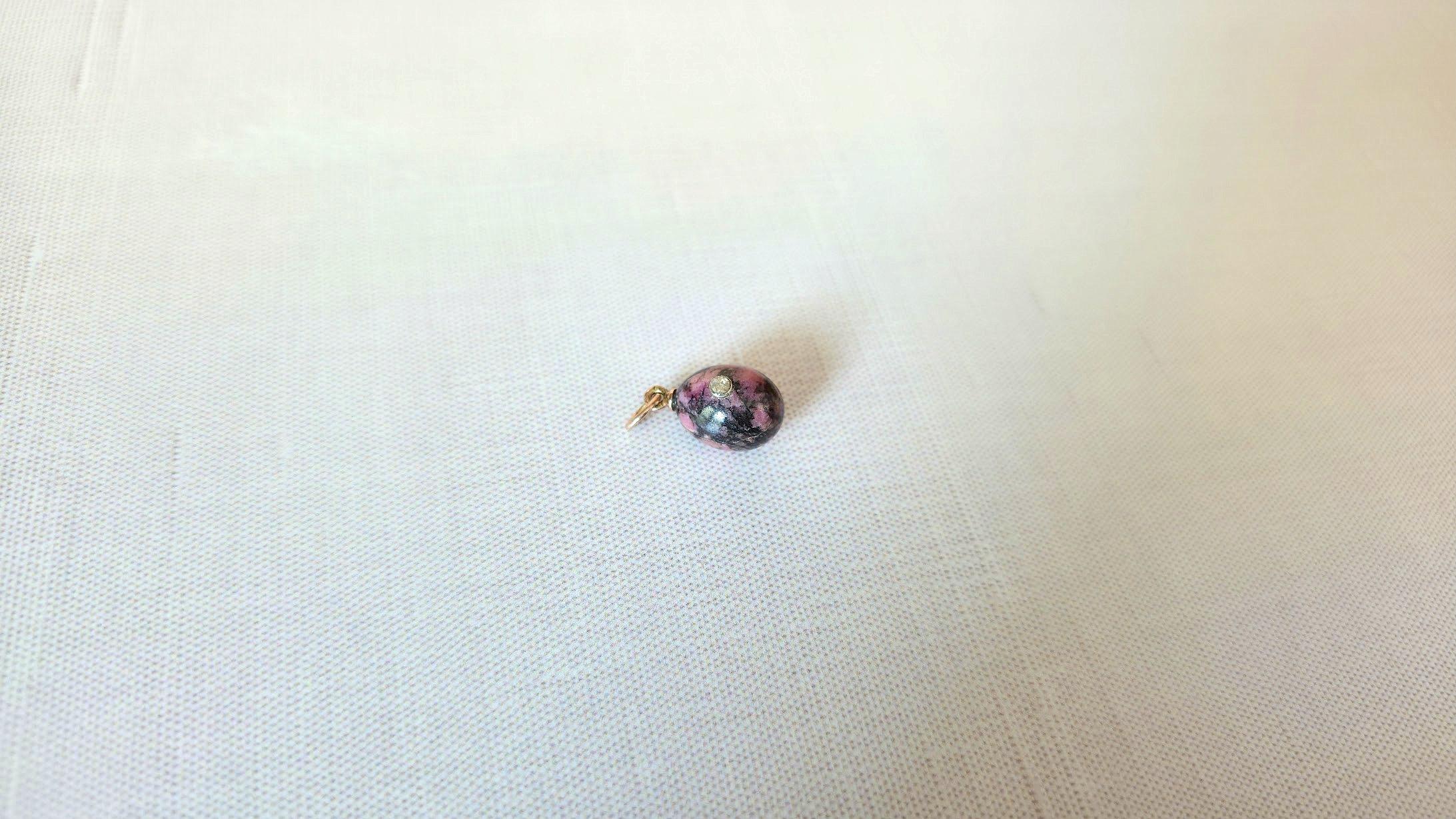 Taille vieille mine Pendentif œuf ancien en rhodonite diamantée et or Imperial Gold par Phillip Theodore Ringe en vente