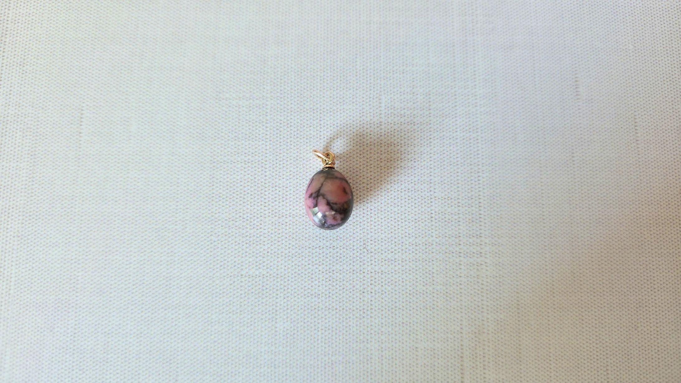 Pendentif œuf ancien en rhodonite diamantée et or Imperial Gold par Phillip Theodore Ringe Excellent état - En vente à Chesterland, OH