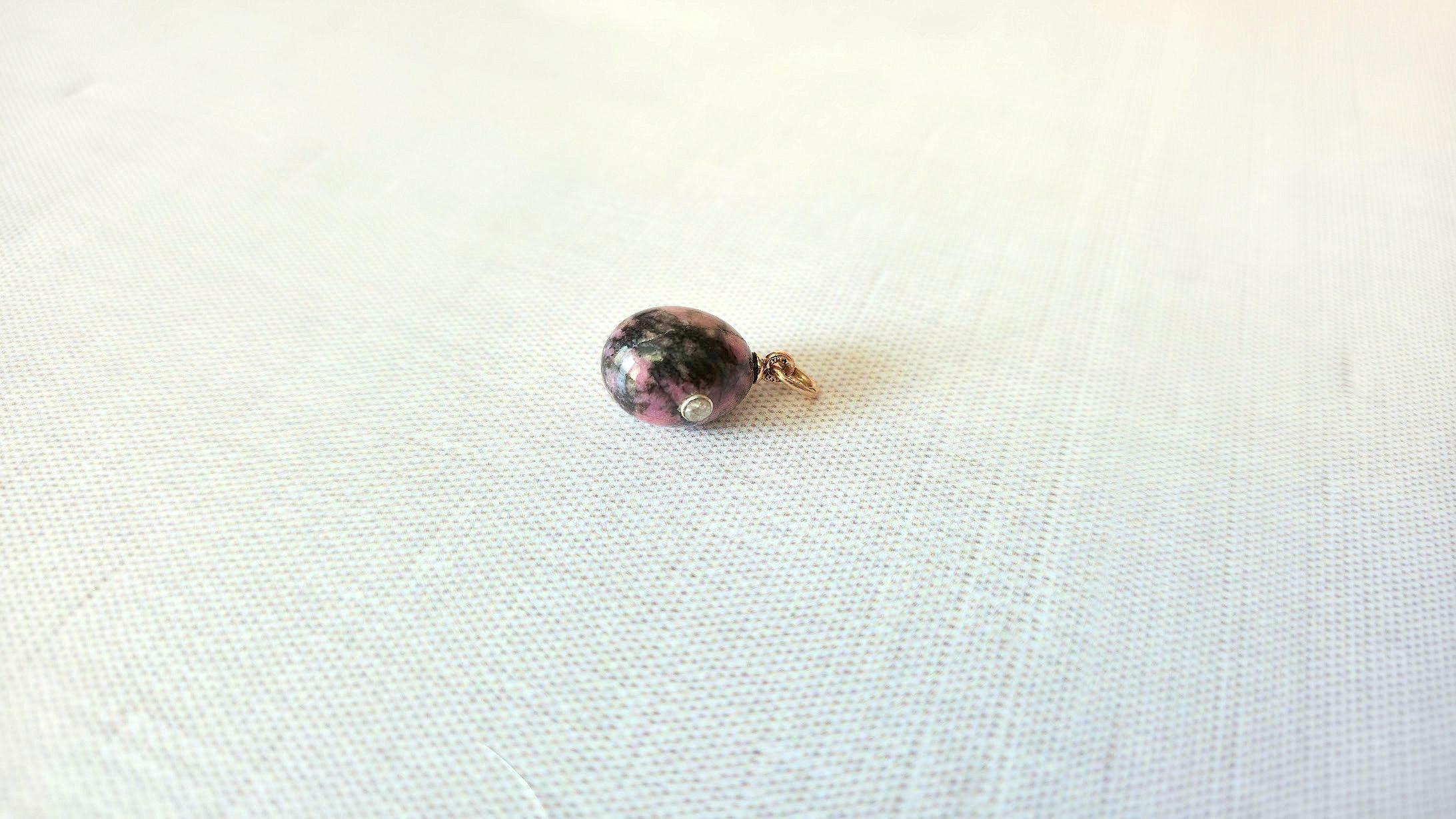 Pendentif œuf ancien en rhodonite diamantée et or Imperial Gold par Phillip Theodore Ringe Unisexe en vente