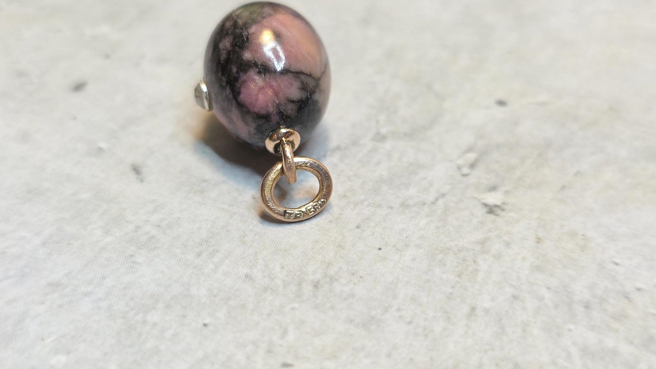 Pendentif œuf ancien en rhodonite diamantée et or Imperial Gold par Phillip Theodore Ringe en vente 3