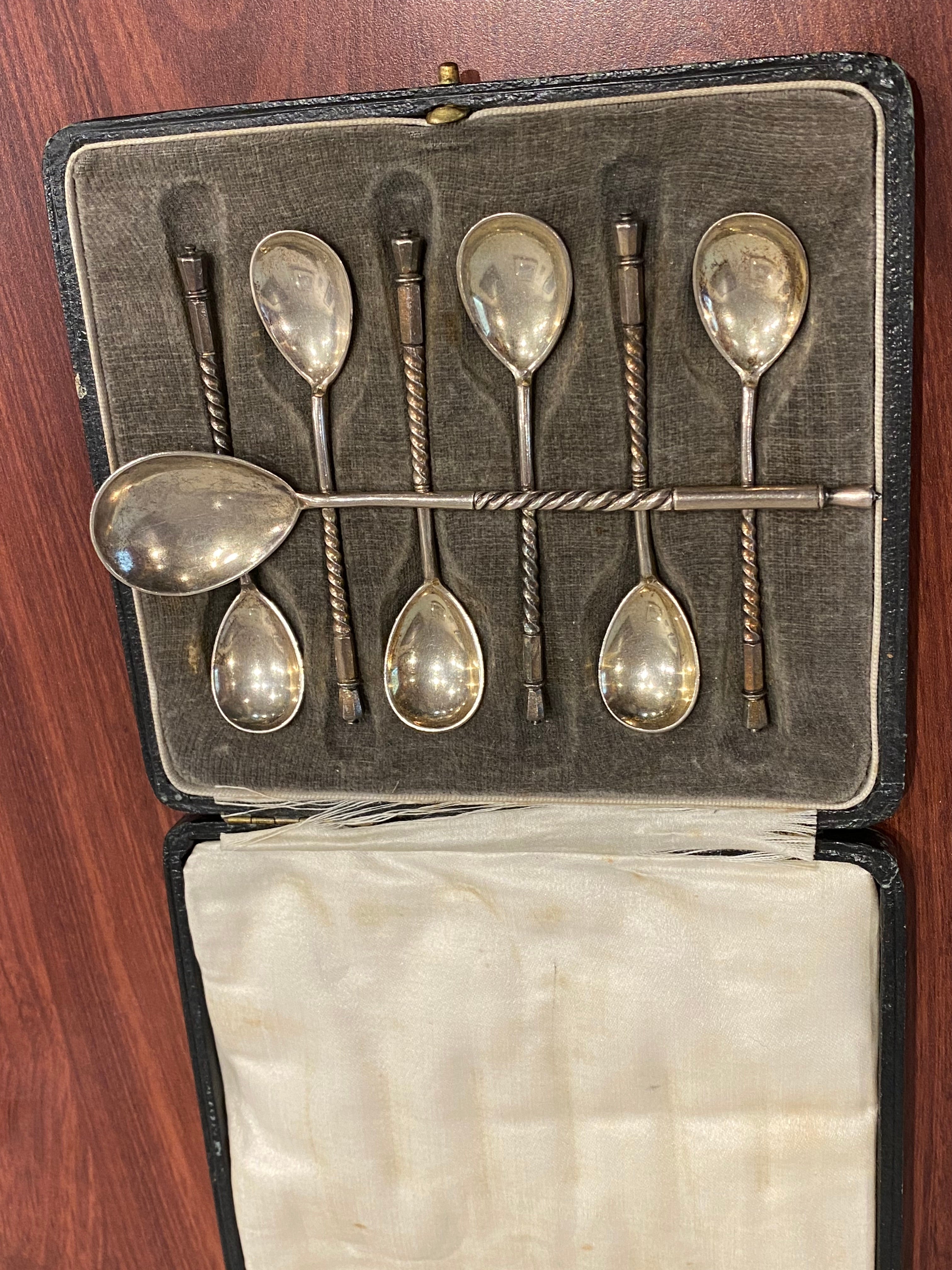 Antico circa 1899 - 1901 Imperial Russia (Mosca)
set di cucchiai splendidamente dettagliato: 
6 cucchiai da tè e un cucchiaio da portata più grande  

Realizzato meticolosamente in A. Silver 84
Ciascuna è timbrata & 
squisitamente dettagliato con