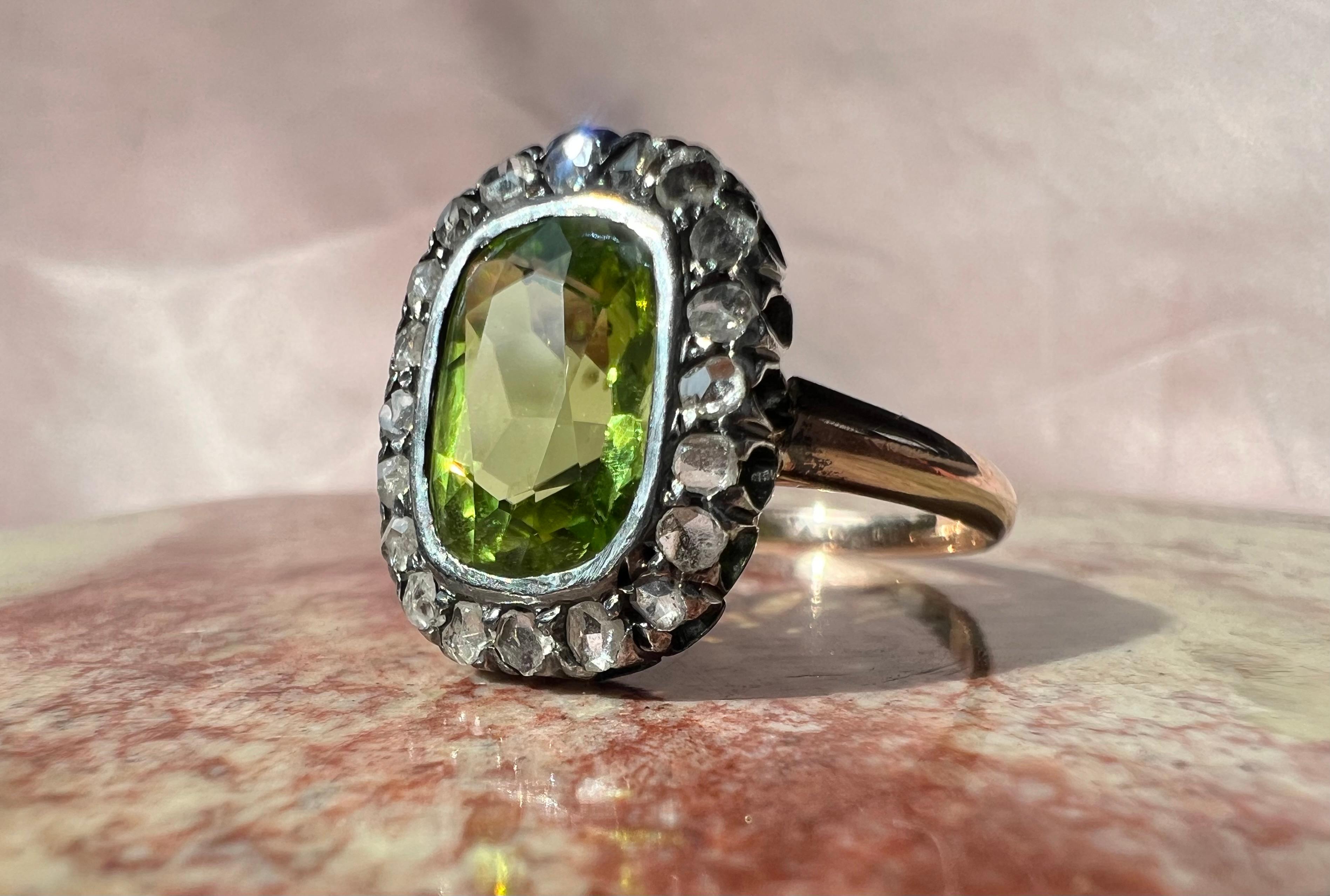 Dies ist ein spektakuläres Beispiel für antiken europ�äischen Schmuck. Das Russland der Romanov-Dynastie brachte einige der auffälligsten und schönsten Schmuckstücke der Welt hervor, und dieser Ring ist keine Ausnahme.

Dieser Ring wurde während der