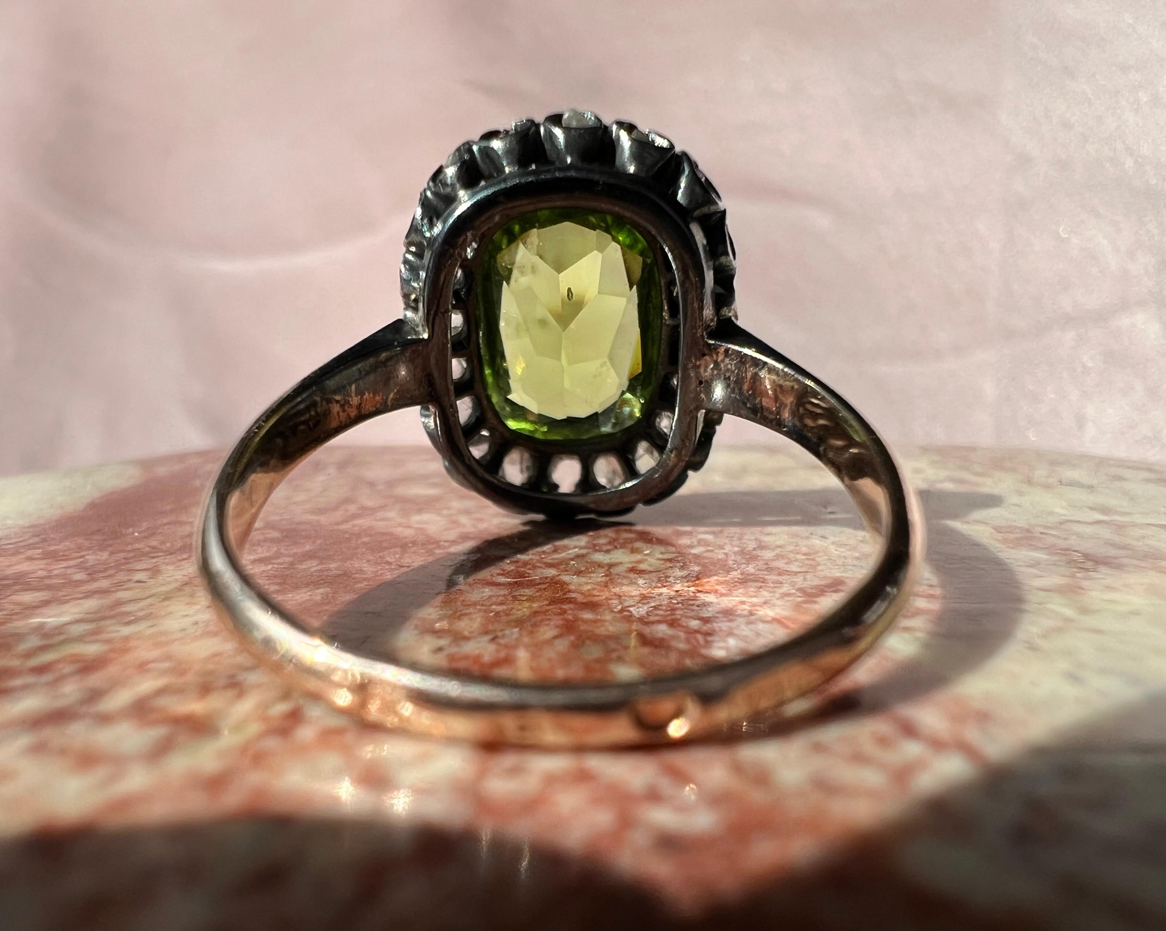 Antiker kaiserlicher russischer 14k Peridot & Diamant Ring (Kissenschliff) im Angebot