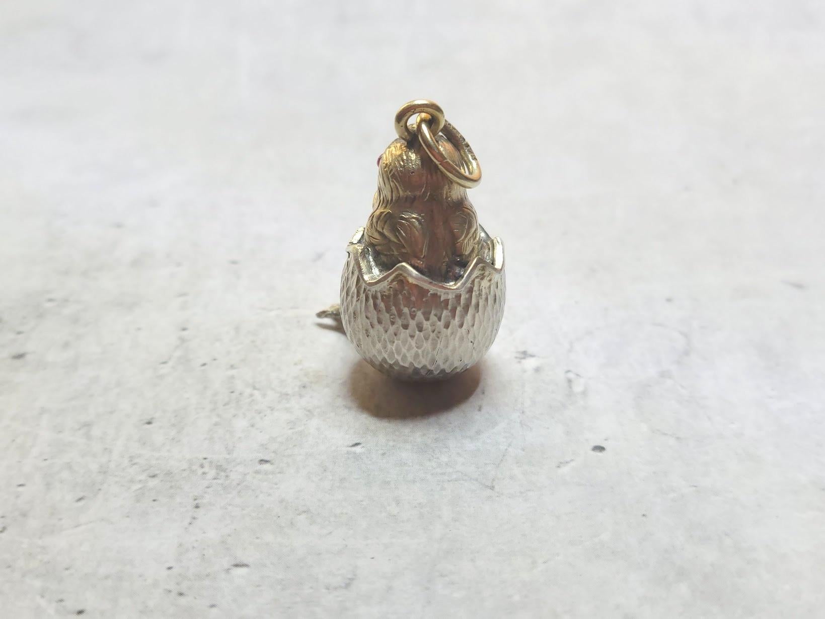 Cabochon Antico ciondolo russo imperiale a forma di pulcino, operaio Hjalmar Armfeltd in vendita