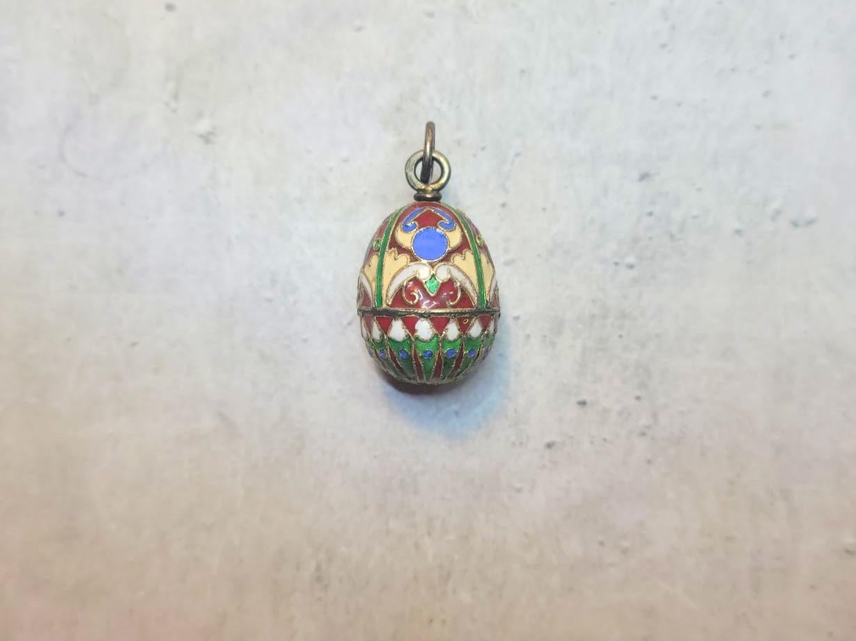 Questo ciondolo a forma di uovo in smalto dorato del maestro Ivan Khlebnikov è un pezzo unico che richiama lo stile artigianale della Russia medievale. Realizzato nel XIX secolo nell'Impero Russo, a Mosca, è un reperto raro per tutti gli