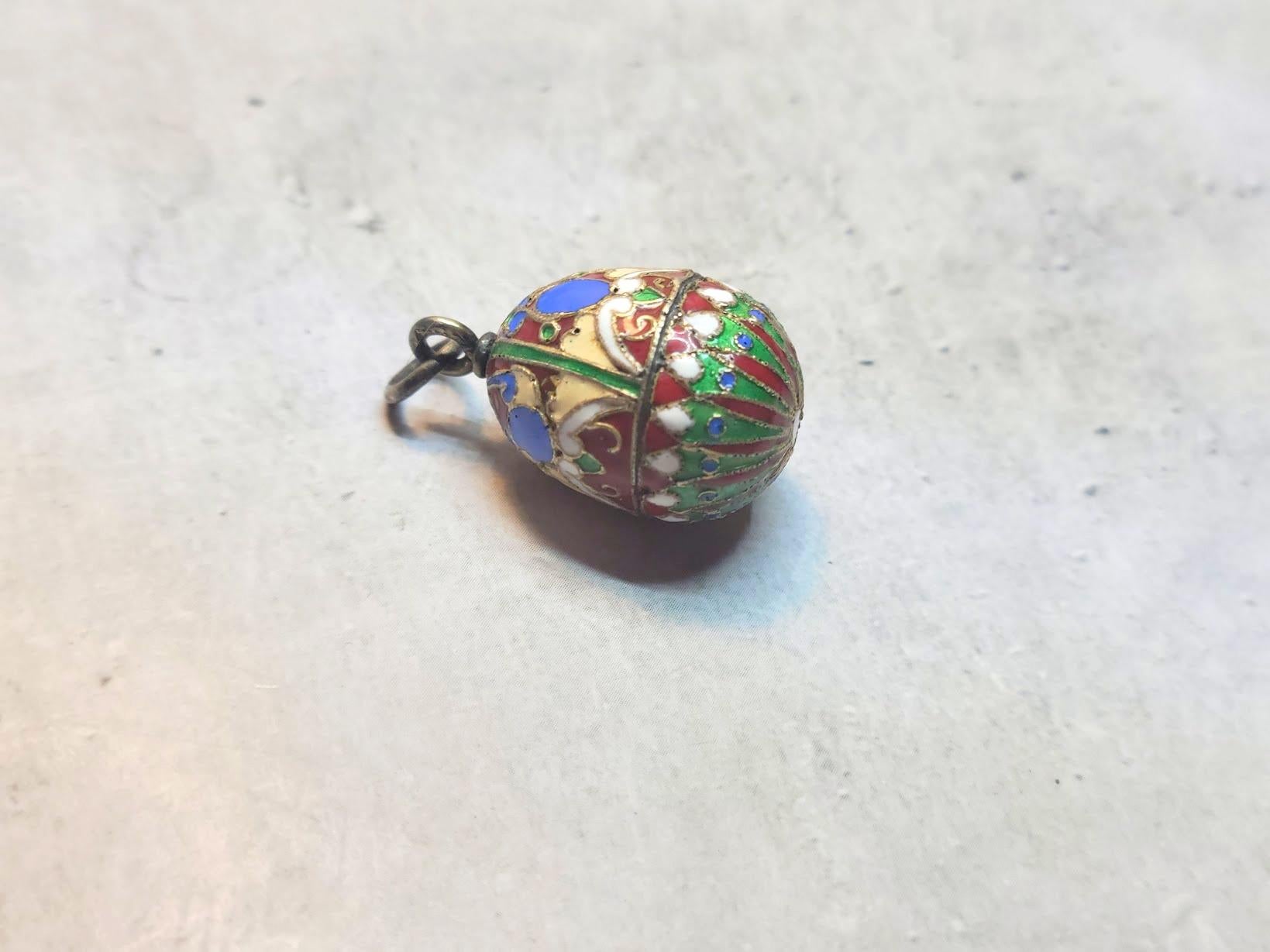 da uomo o donna Antico ciondolo imperiale russo a forma di uovo in smalto cloisonne di Ivan Khlebnikov in vendita