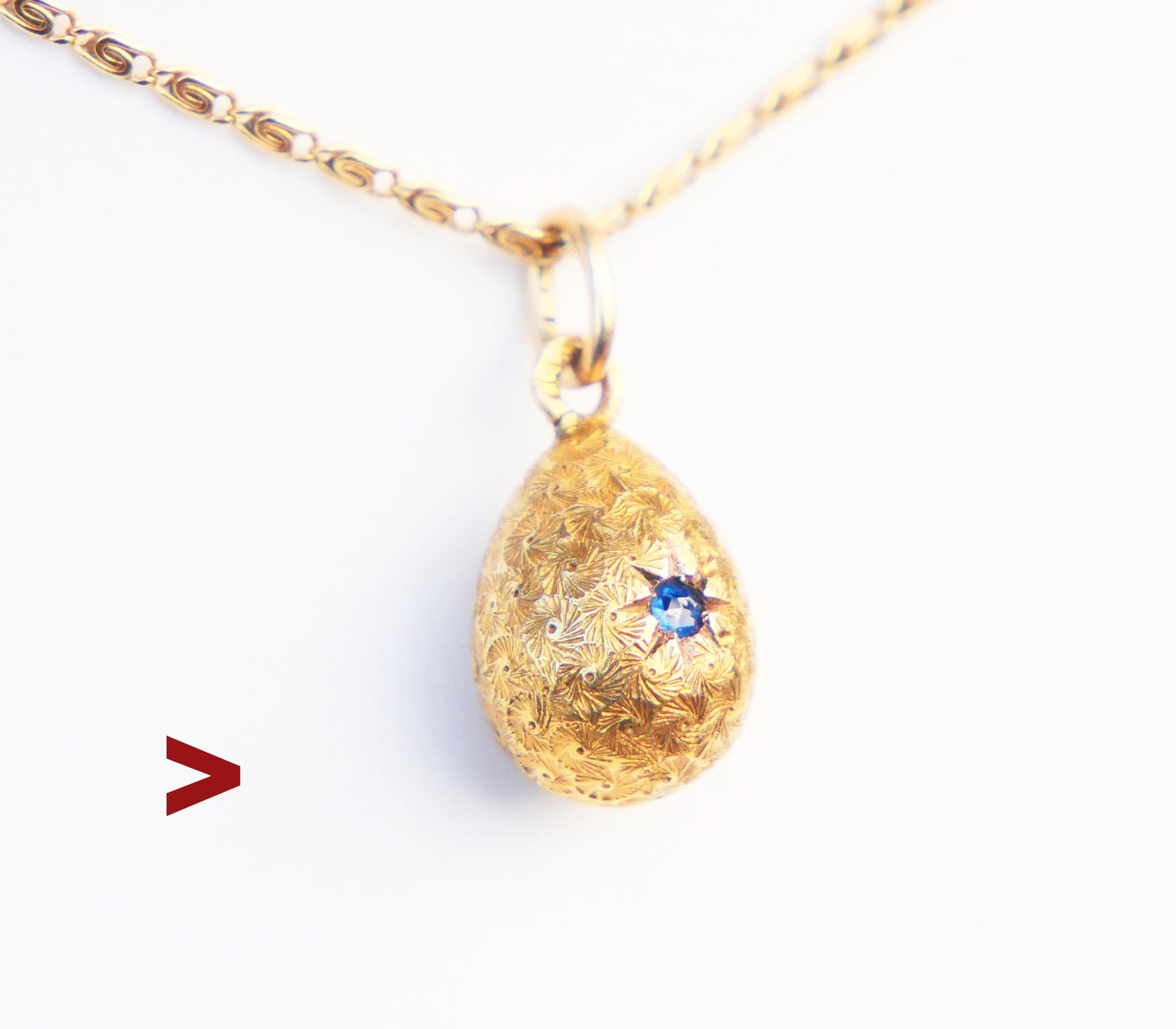 Antiker Miniatur-Pessach-Ei-Anhänger aus dem kaiserlichen Russland aus der Zeit von ca. 1900 bis 1917.
Alle Metallteile in massivem 14K Gelbgold modelliert.

Gehäuse aus massivem 14-karätigem Gelbgold mit eingraviertem, floralem Muster auf der
