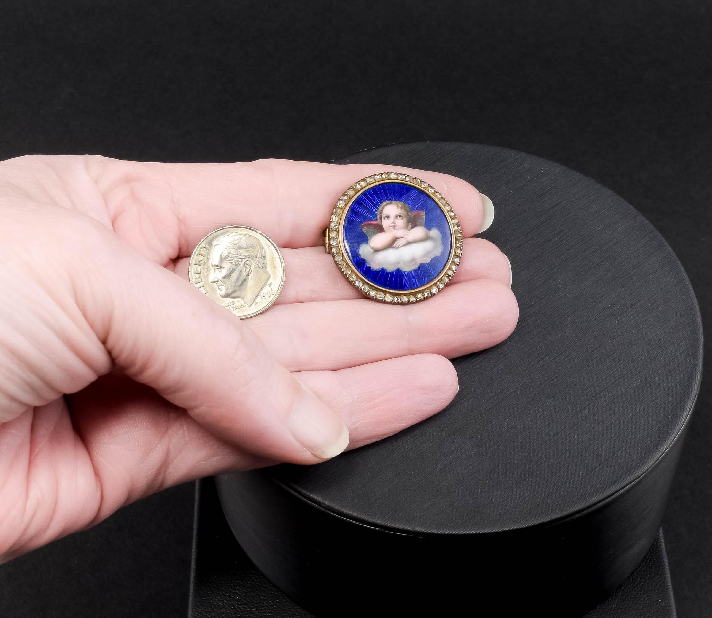 Me complace ofrecerte un broche de diamantes esmaltados en oro de la Rusia Imperial de gran calidad con un Querubín, un Putti o un Ángel.....

Este broche redondo de esmalte policromado, finamente elaborado en oro de 14 a 15 quilates, representa a