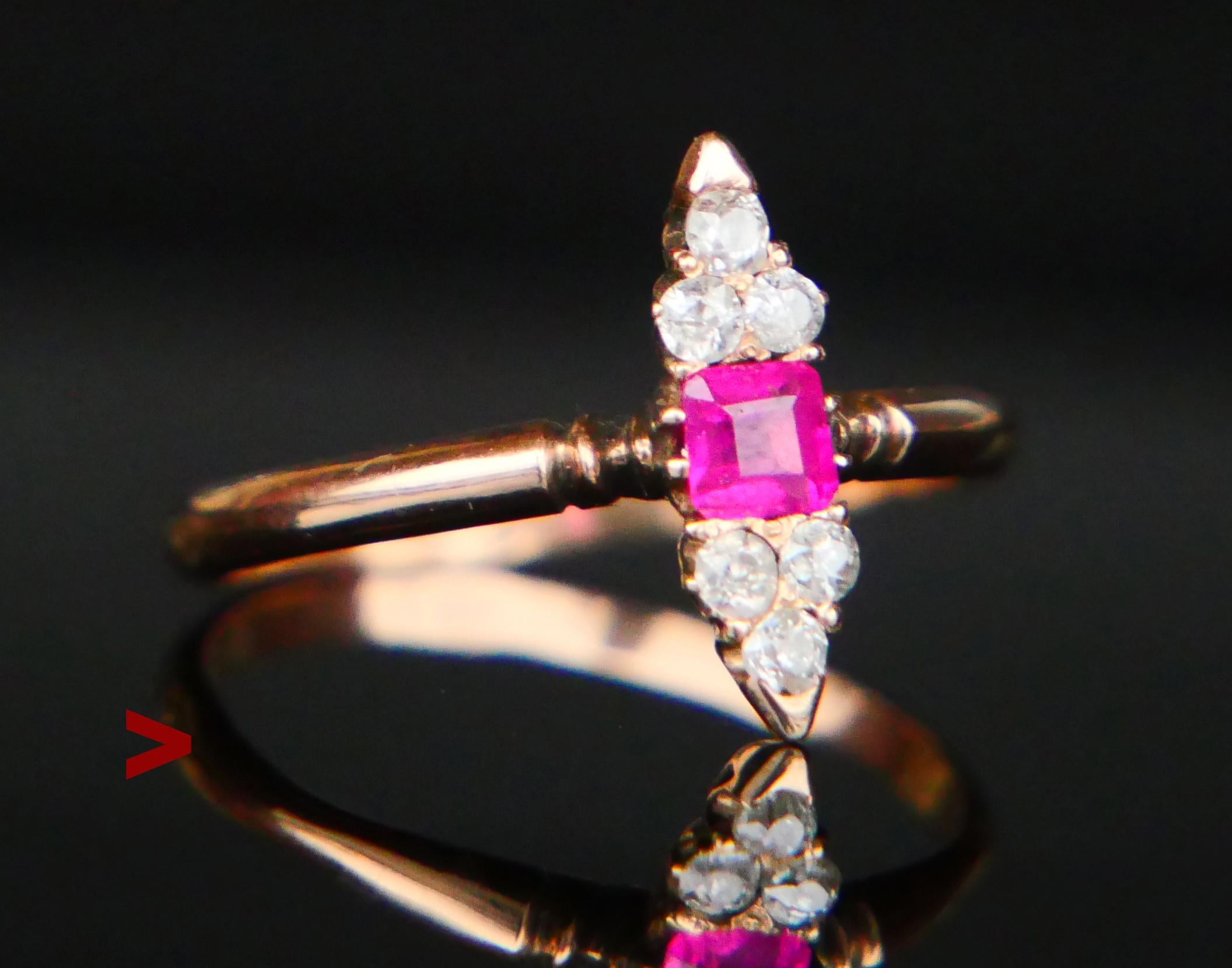 Antiguo anillo ruso de época imperial Art Nouveau con un rubí natural de talla cuadrada y diamantes de talla antigua dispuestos en forma de ojo de fantasía. El metal es  Oro rosa macizo de 14 quilates.

Fabricado en la Imperial Russia a finales del