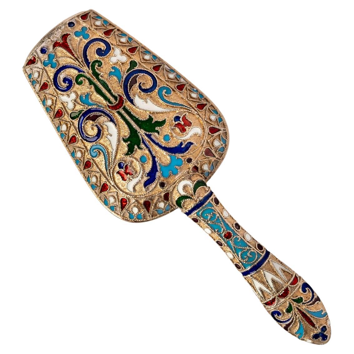 Ancienne cuillère à thé impériale russe en argent doré et cloisonné Moscou, vers 1900.
Cuillère russe en forme de pelle, finement décorée. Le dos de la cuillère et le manche ont un fond d'or et sont ornés d'un motif floral multicolore, comprenant