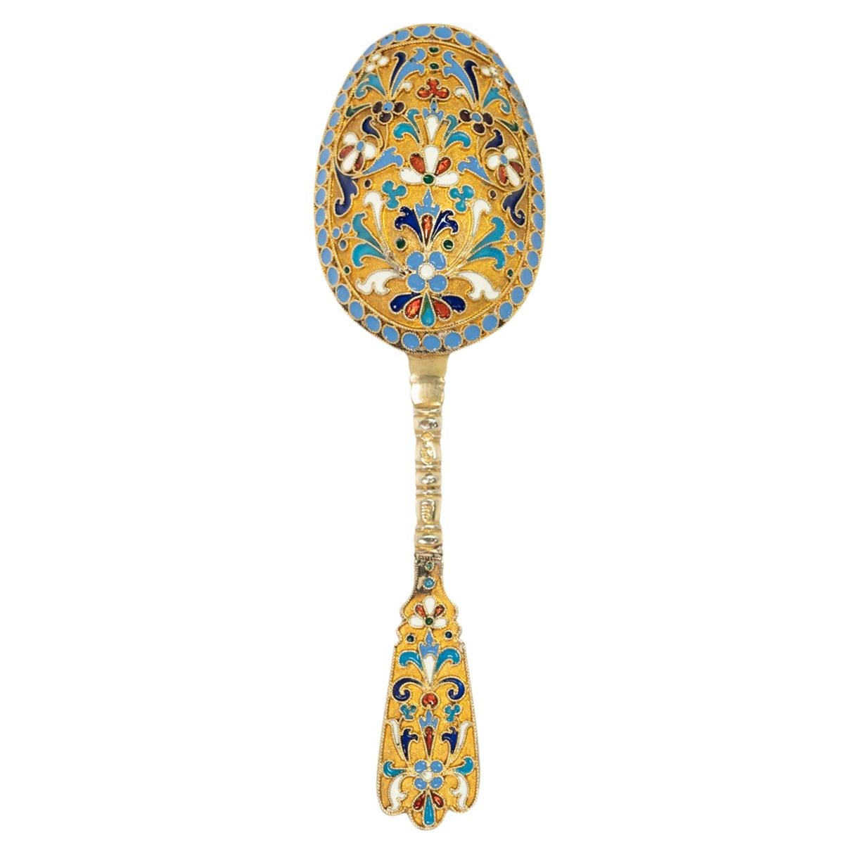 Antigua cuchara de té imperial rusa de plata dorada y esmalte cloisonné, Moscú, hacia 1880.
La cuchara, con forma de pala y fondo dorado, tiene el mango y la parte posterior finamente decorados con cloisonné floral multicolor, con tonos joya de