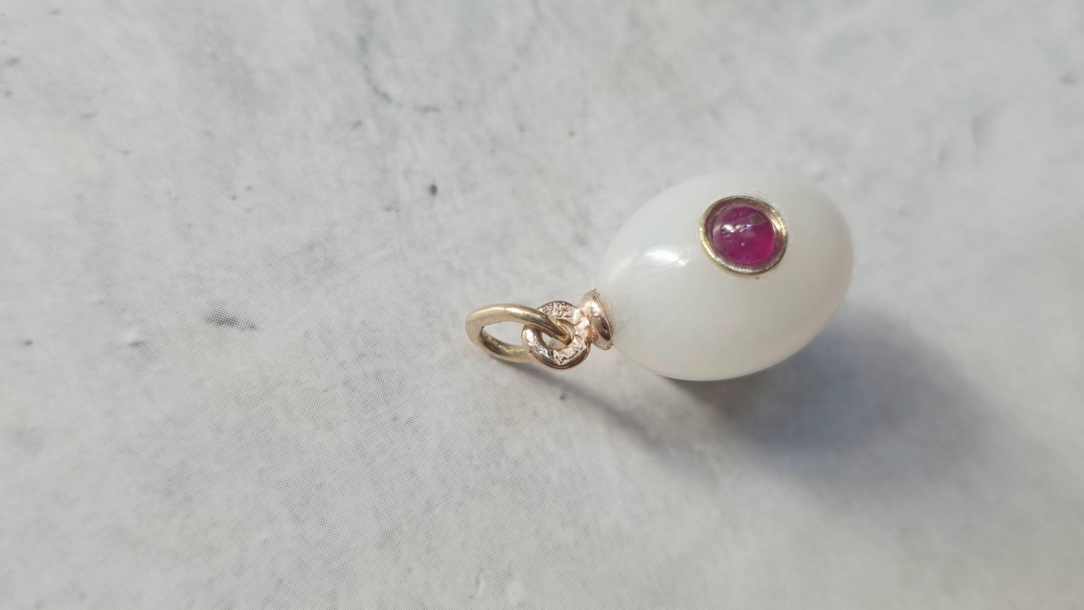 Pendentif œuf ancien en jade blanc rubis or Imperial Gold par Anders Nevalainen 4