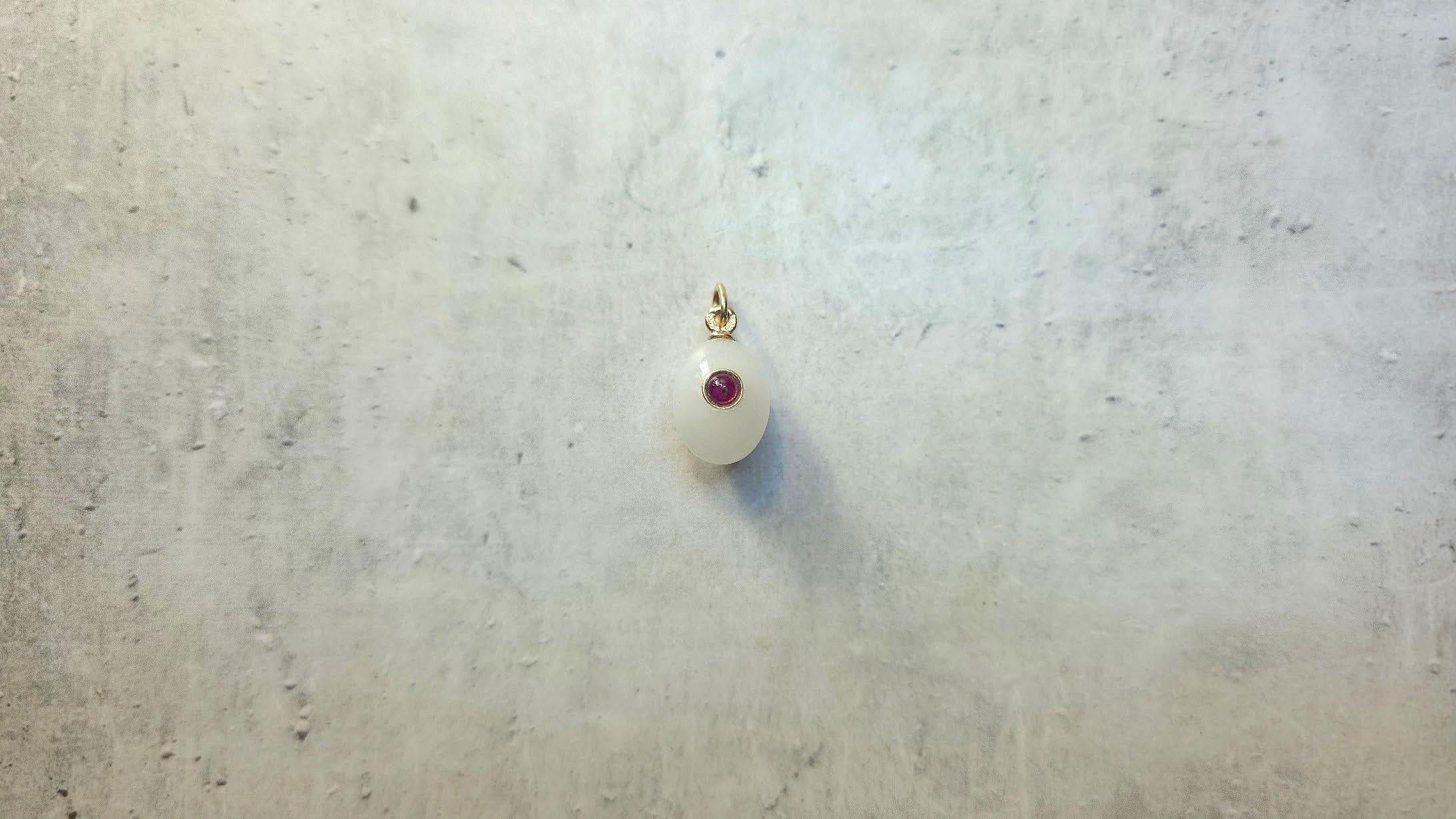 Nous avons le plaisir de vous présenter une autre pièce exceptionnelle de notre Collectional : un charmant pendentif miniature en forme d'œuf en or rose, façonné en jade blanc et orné d'un élément en rubis. L'œuf-pendentif en or du maître Anders