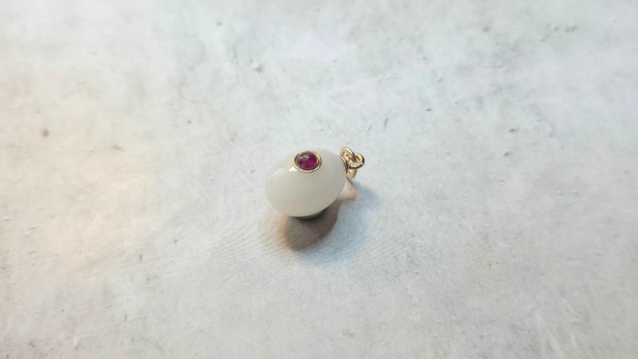 Taille mixte Pendentif œuf ancien en jade blanc rubis or Imperial Gold par Anders Nevalainen