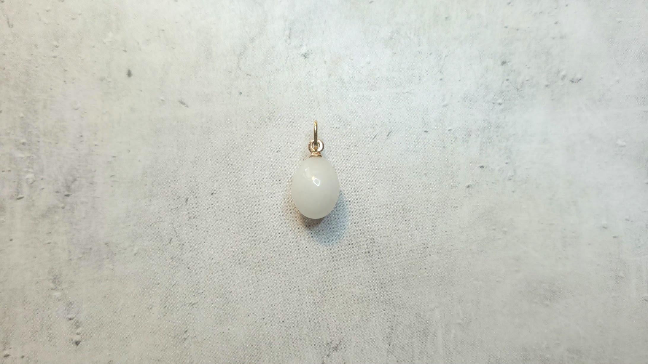 Pendentif œuf ancien en jade blanc rubis or Imperial Gold par Anders Nevalainen Excellent état à Chesterland, OH