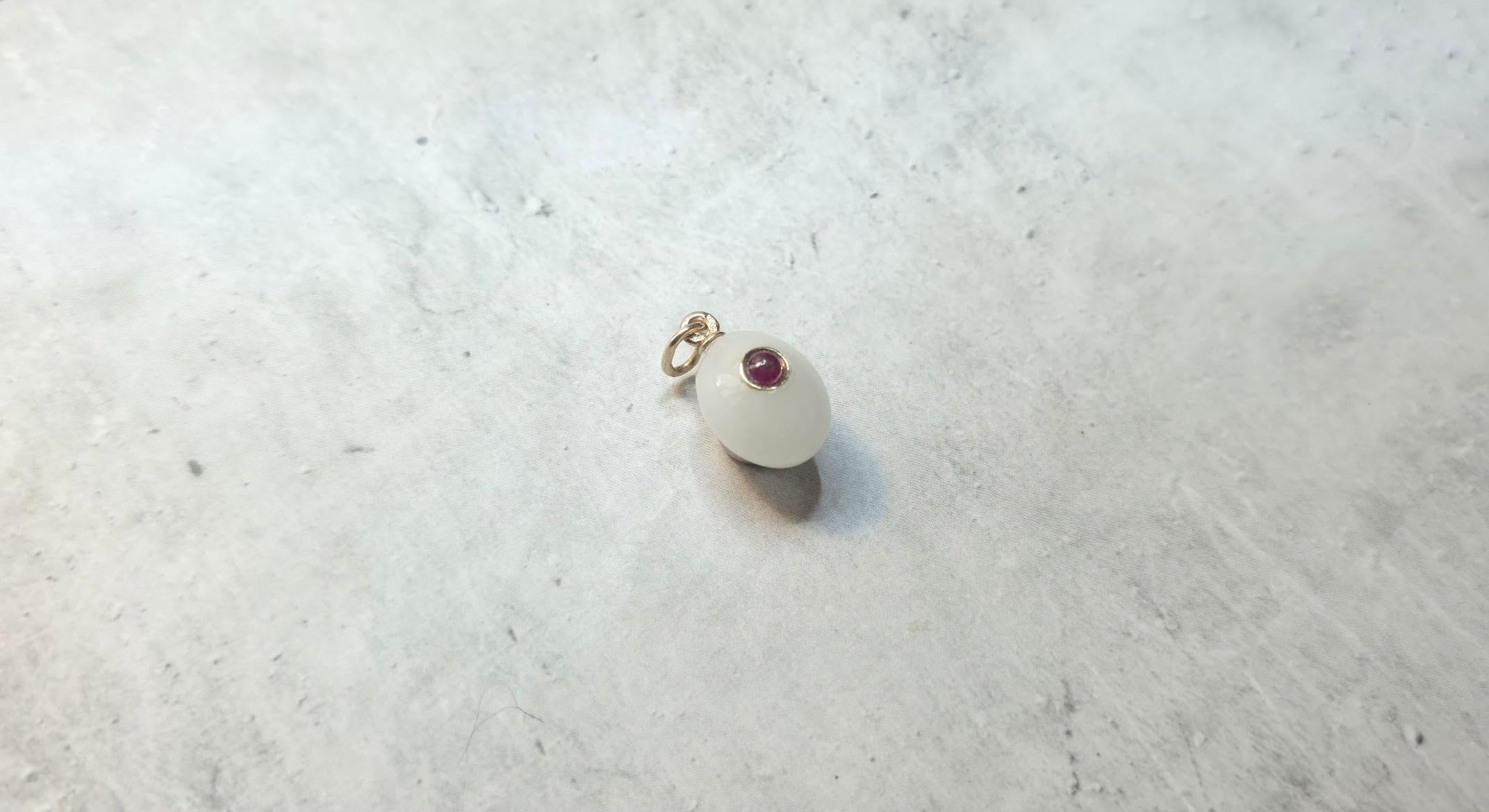 Pendentif œuf ancien en jade blanc rubis or Imperial Gold par Anders Nevalainen 1