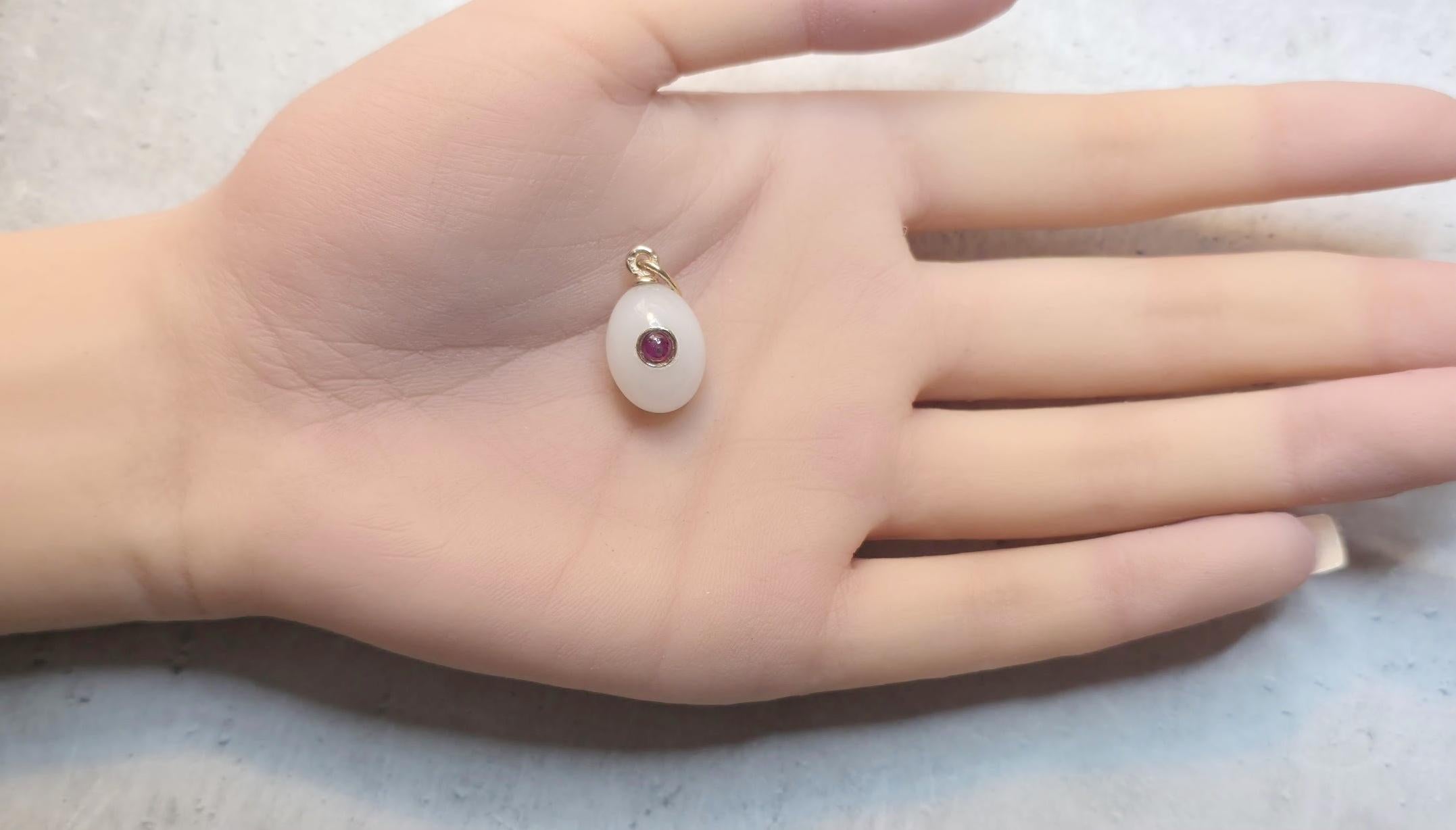 Pendentif œuf ancien en jade blanc rubis or Imperial Gold par Anders Nevalainen 2