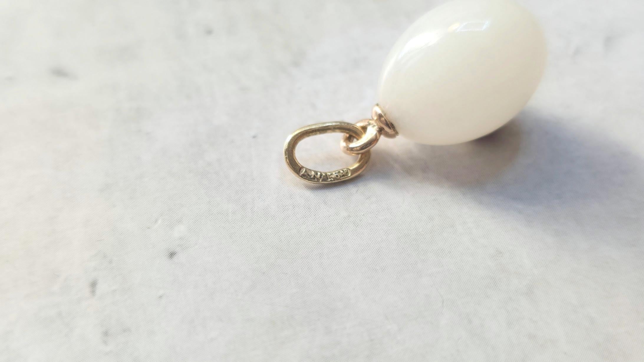 Pendentif œuf ancien en jade blanc rubis or Imperial Gold par Anders Nevalainen 3