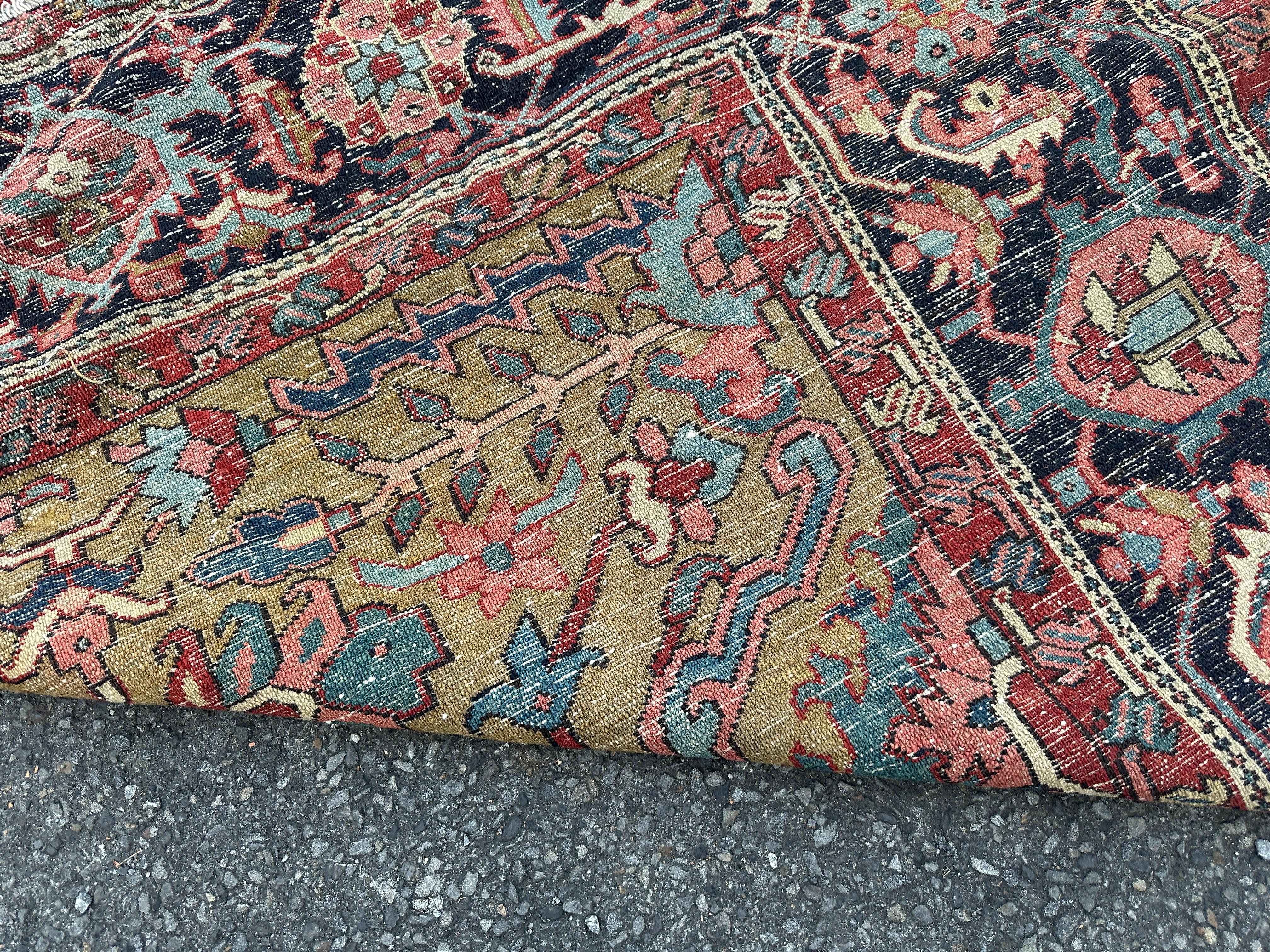 Antique Important Tapis Persan Karajeh Made c. Milieu du 19e siècle - Bon état en vente 4
