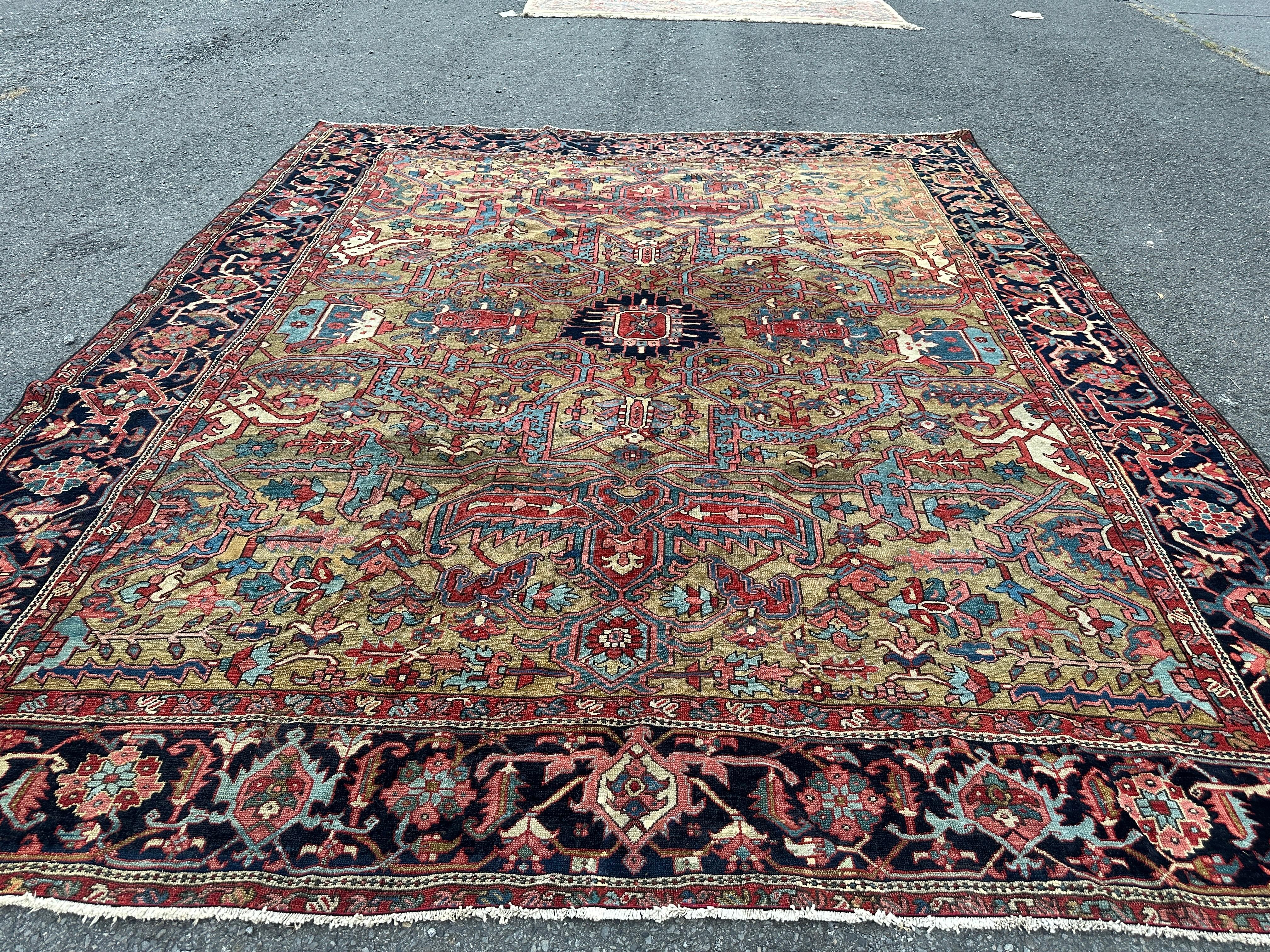 Antique Important Tapis Persan Karajeh Made c. Milieu du 19e siècle - Bon état en vente 9
