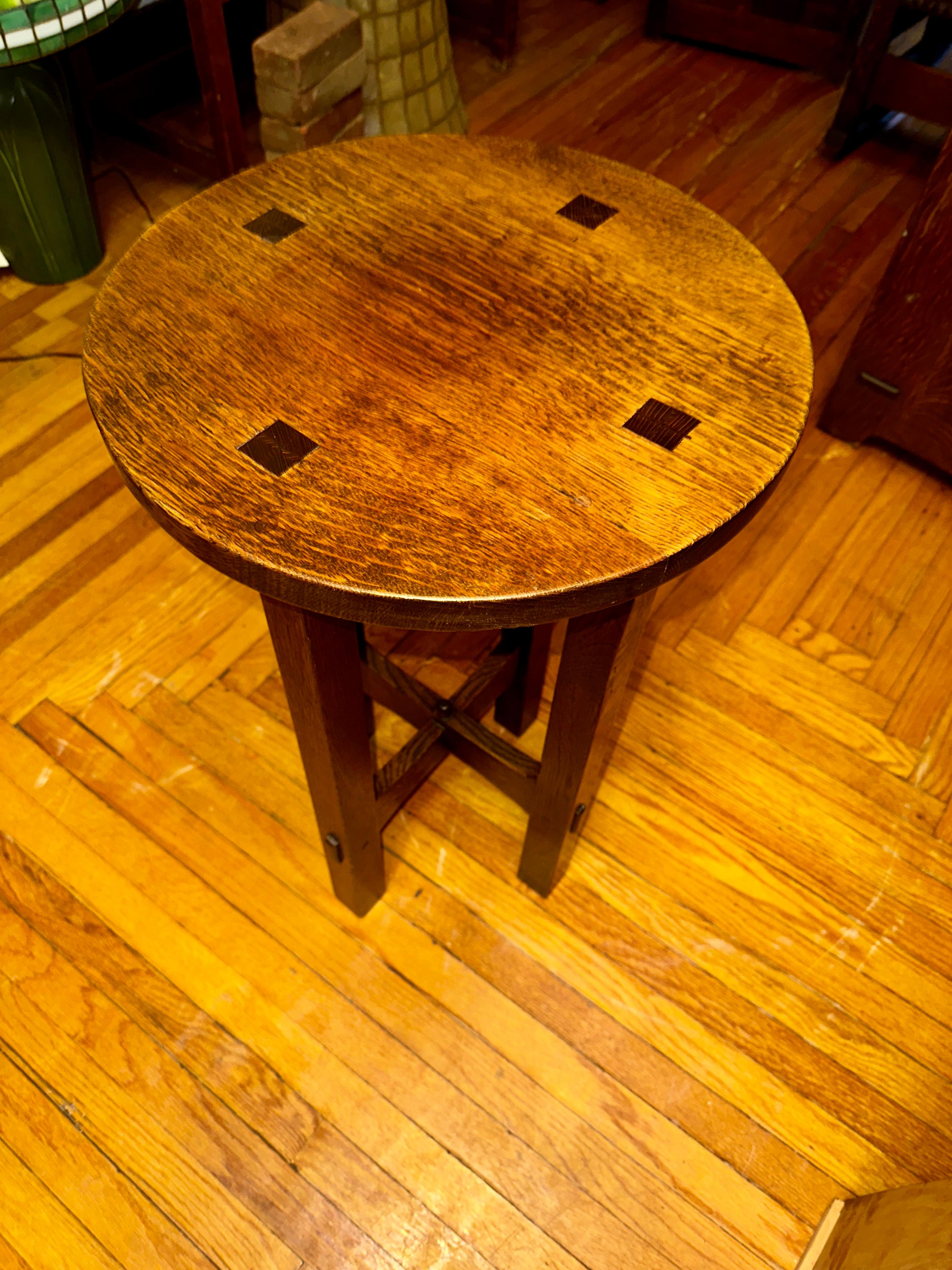 Antique Important Tapis Persan Karajeh Made c. Milieu du 19e siècle - Bon état 

Il s'agit d'un important stand fabriqué par Gustav Stickley vers 1900. C'est l'un des premiers stands qu'il a fabriqués.  Cette table présente une construction à tenon