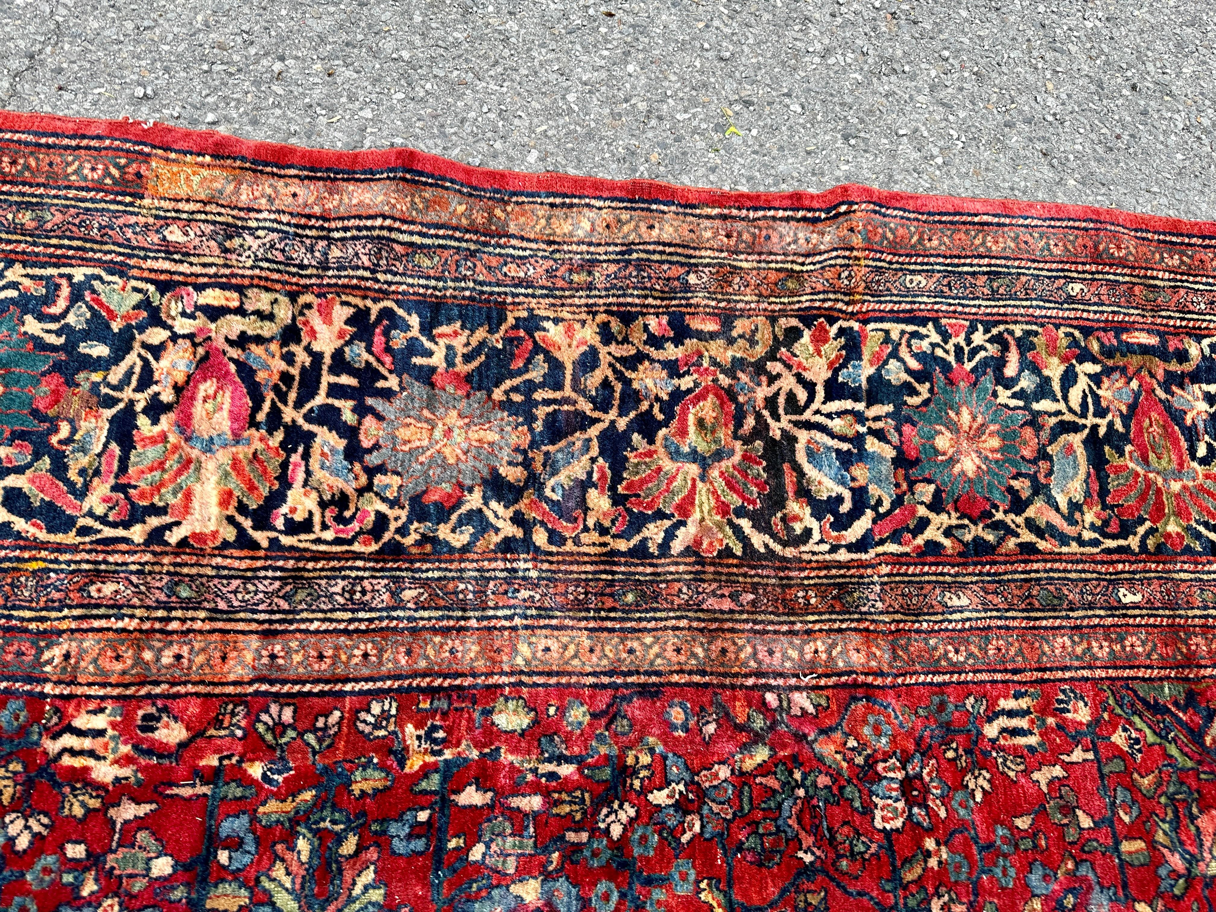 Voici un superbe tapis persan surdimensionné de Condit Farahan en bon état. A l'origine, le tirage était beaucoup plus important et a été réduit par des professionnels.  D'en haut, vous ne le remarquerez pas.  Nous montrons une photo de l'envers du