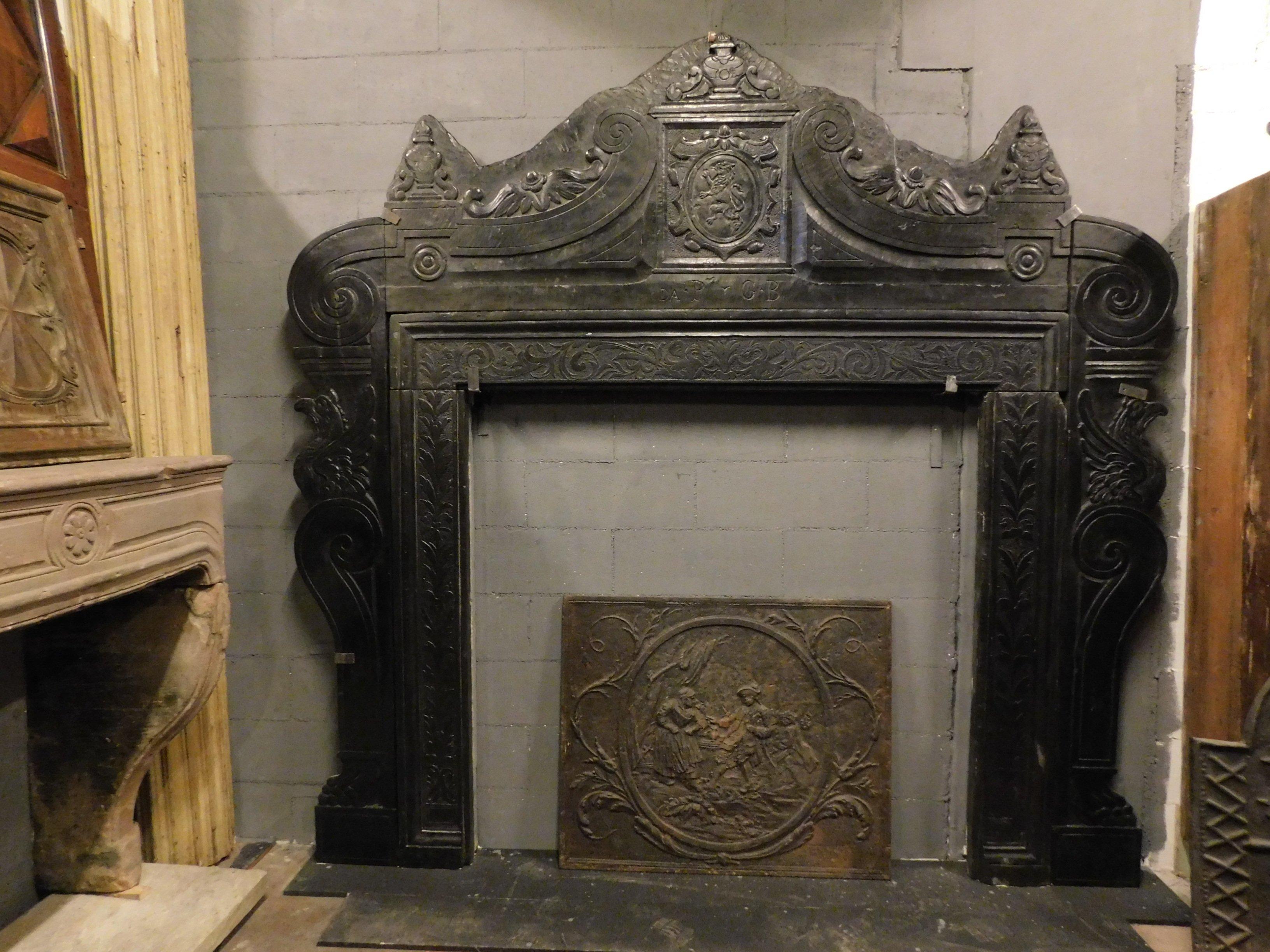Antique Imposing Fireplace Black Slate, Noble Coat of Arms, 16th Century, Italy In Good Condition In Cuneo, Italy (CN)