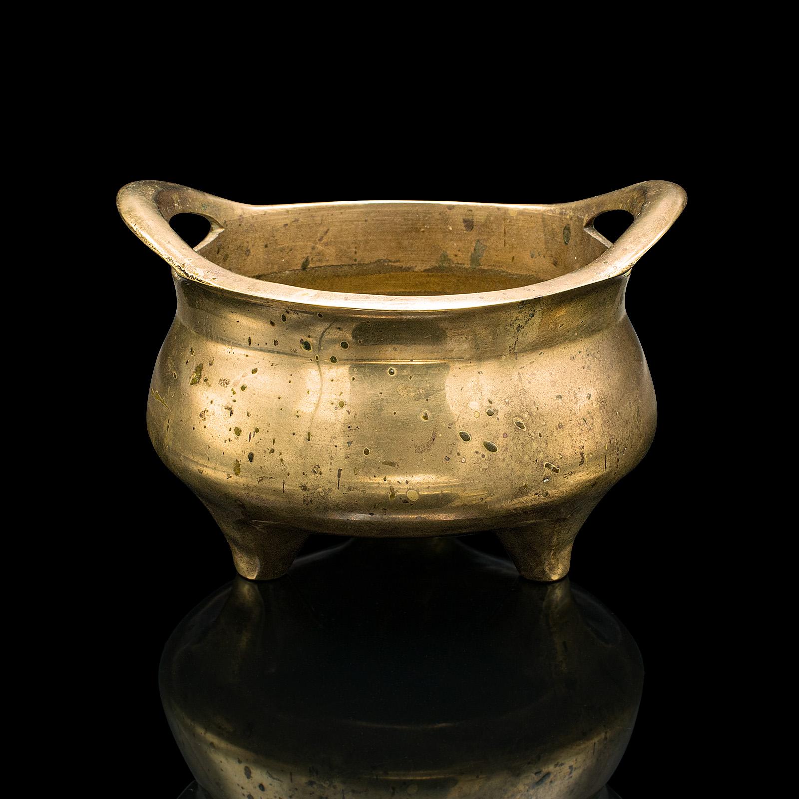 Il s'agit d'un brûleur d'encens ancien. Un encensoir oriental en laiton, datant de la fin de la période victorienne, vers 1900.

Des tons dorés attrayants et une forme tactile
Il présente un aspect désirable, légèrement usé par le temps.
Les cuivres