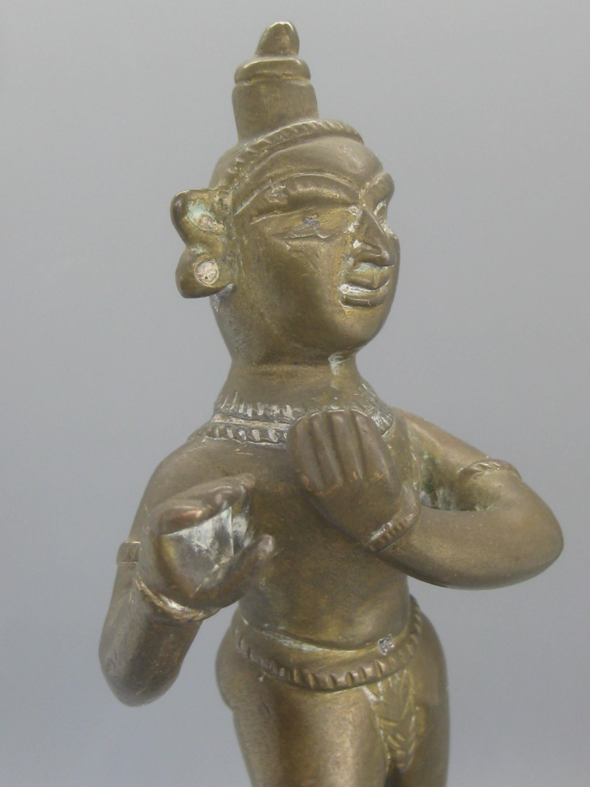 Ancienne sculpture de statue indienne hindoue de Lord Krishna sur pied en laiton en vente 3