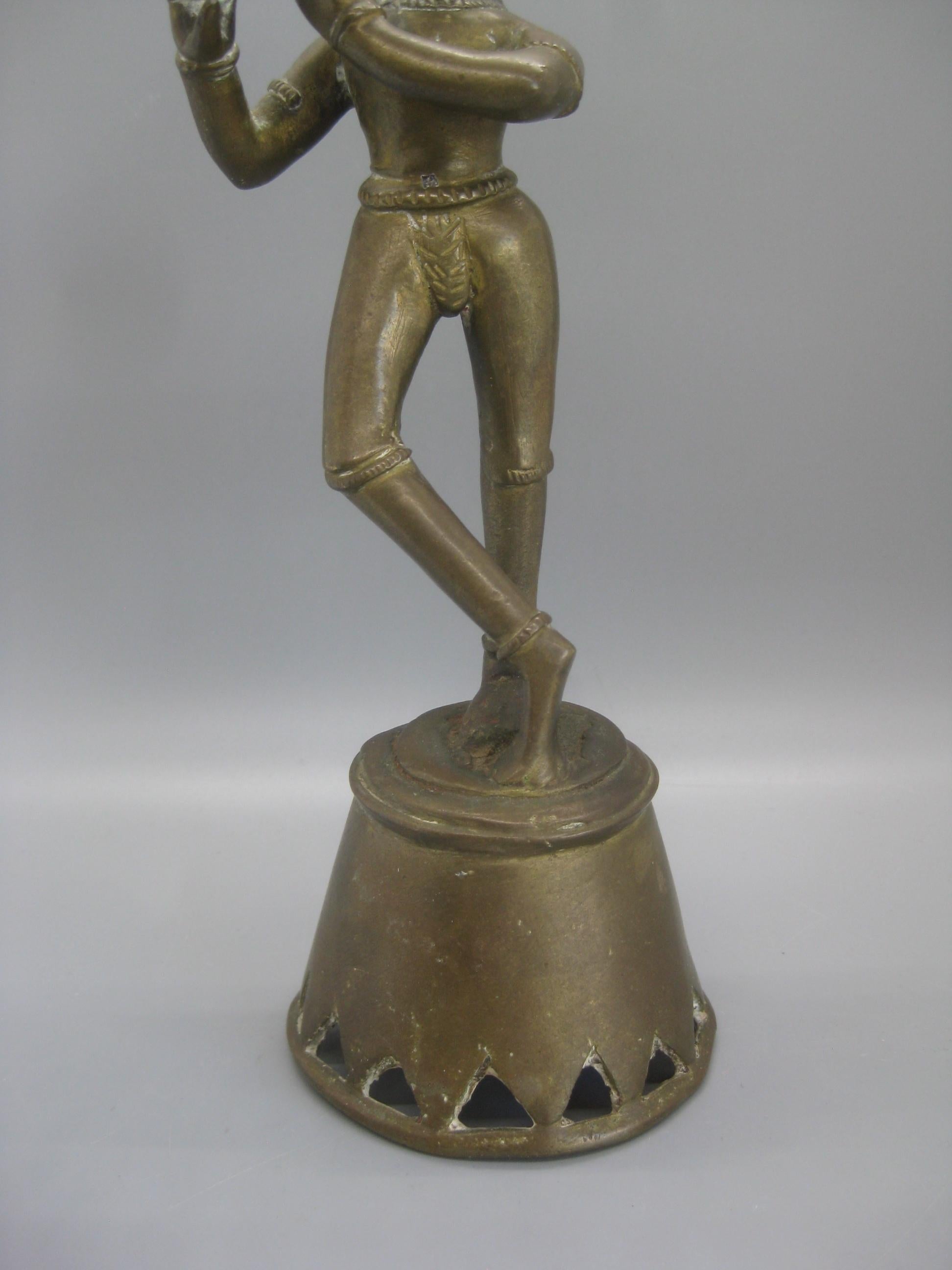 Indien Ancienne sculpture de statue indienne hindoue de Lord Krishna sur pied en laiton en vente