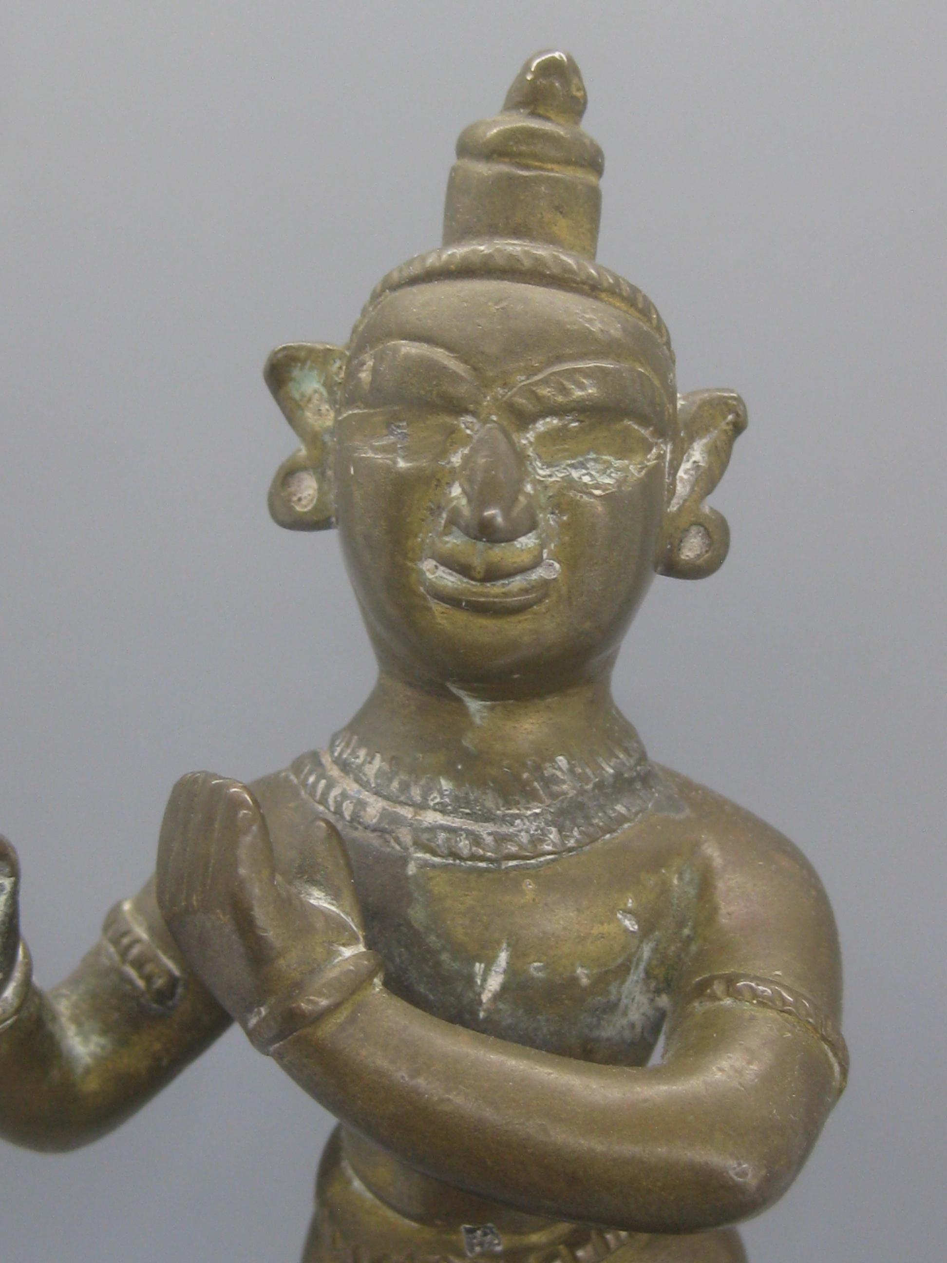 Fait main Ancienne sculpture de statue indienne hindoue de Lord Krishna sur pied en laiton en vente