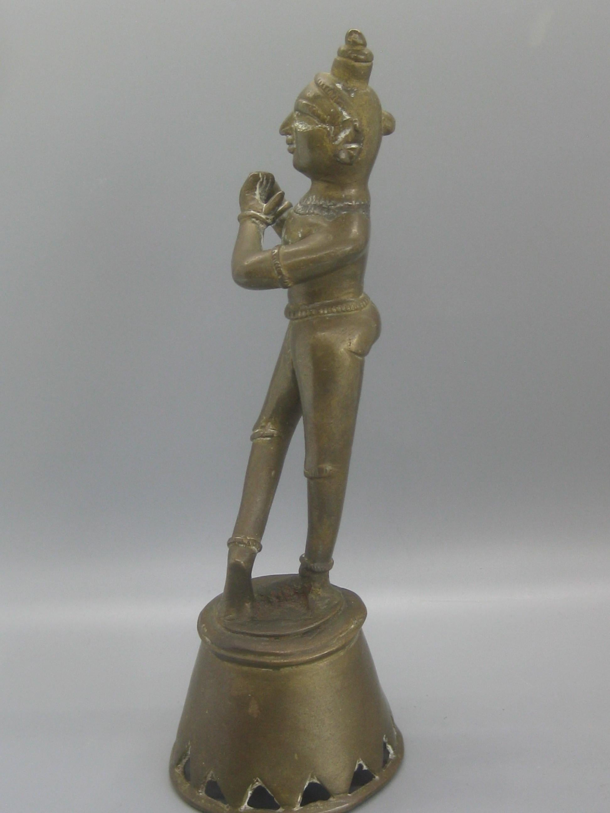 XIXe siècle Ancienne sculpture de statue indienne hindoue de Lord Krishna sur pied en laiton en vente