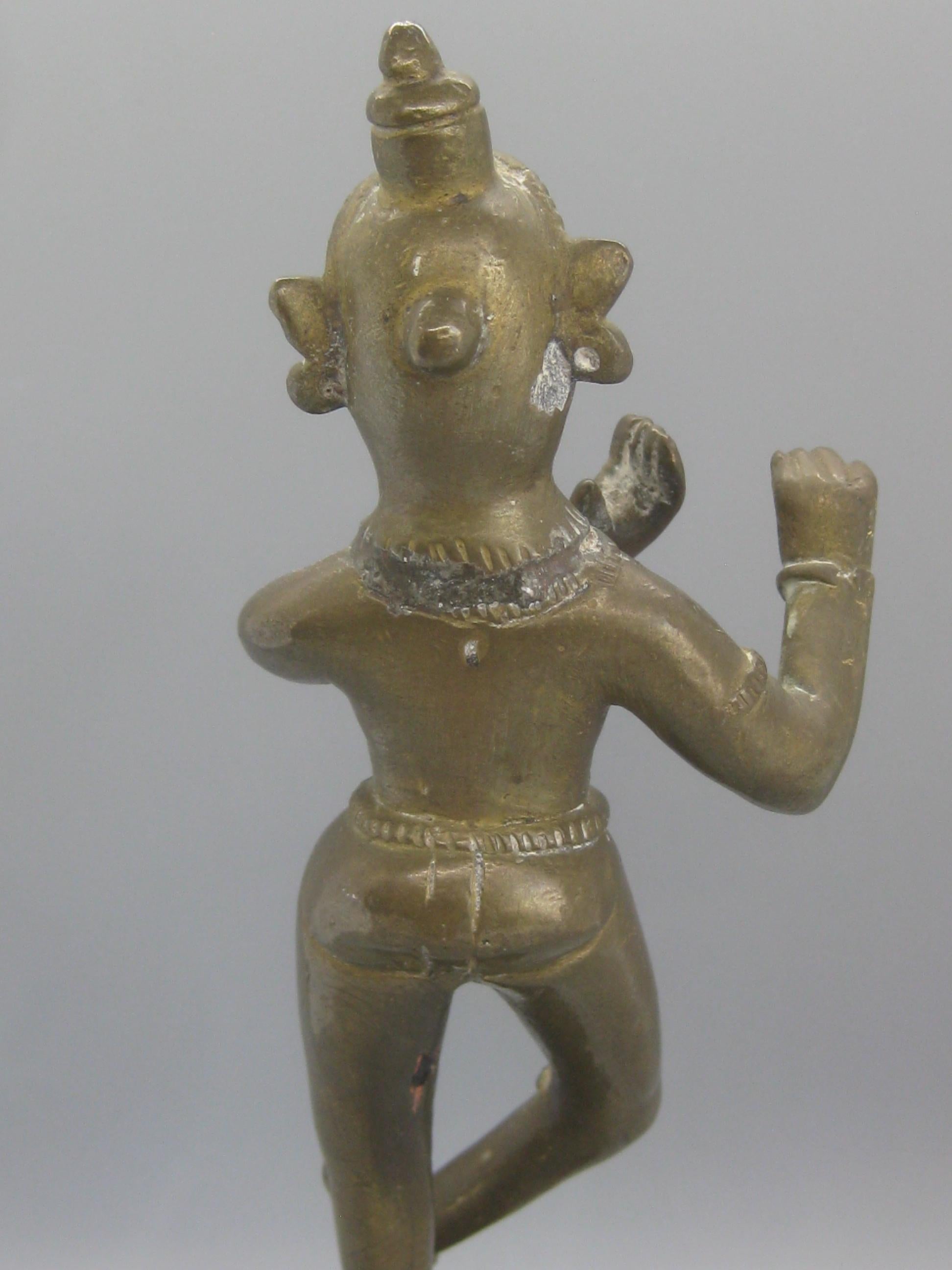 Ancienne sculpture de statue indienne hindoue de Lord Krishna sur pied en laiton en vente 1