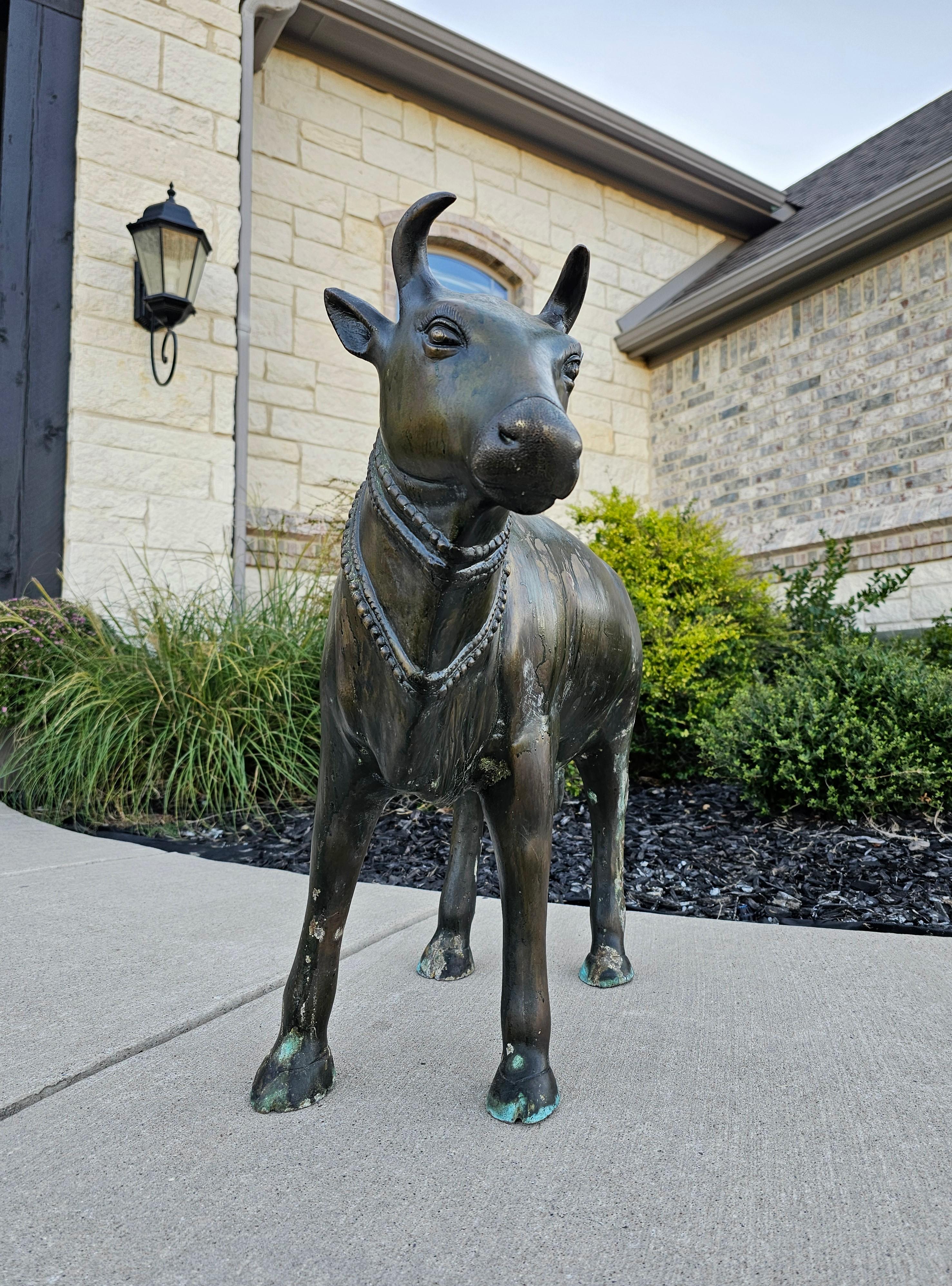 Arte popolare Grande statua antica del tempio indiano Nandi Bull in bronzo e lega di rame in vendita