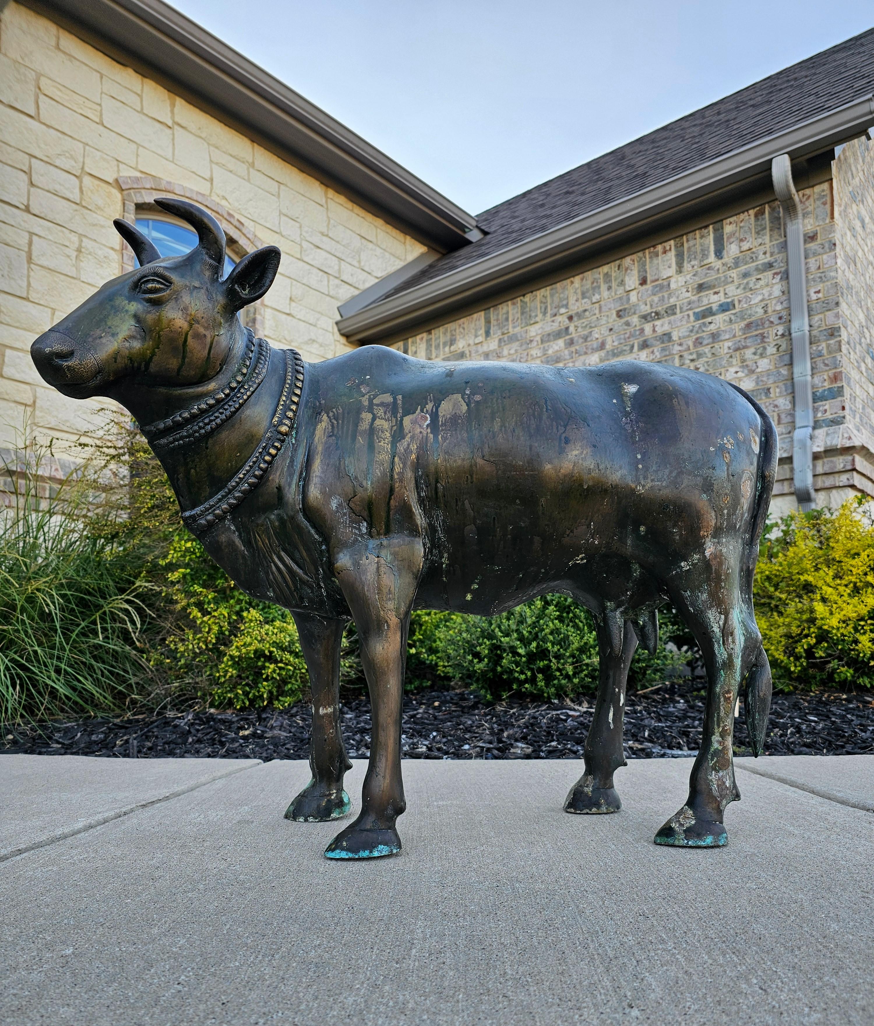 Indiano Grande statua antica del tempio indiano Nandi Bull in bronzo e lega di rame in vendita