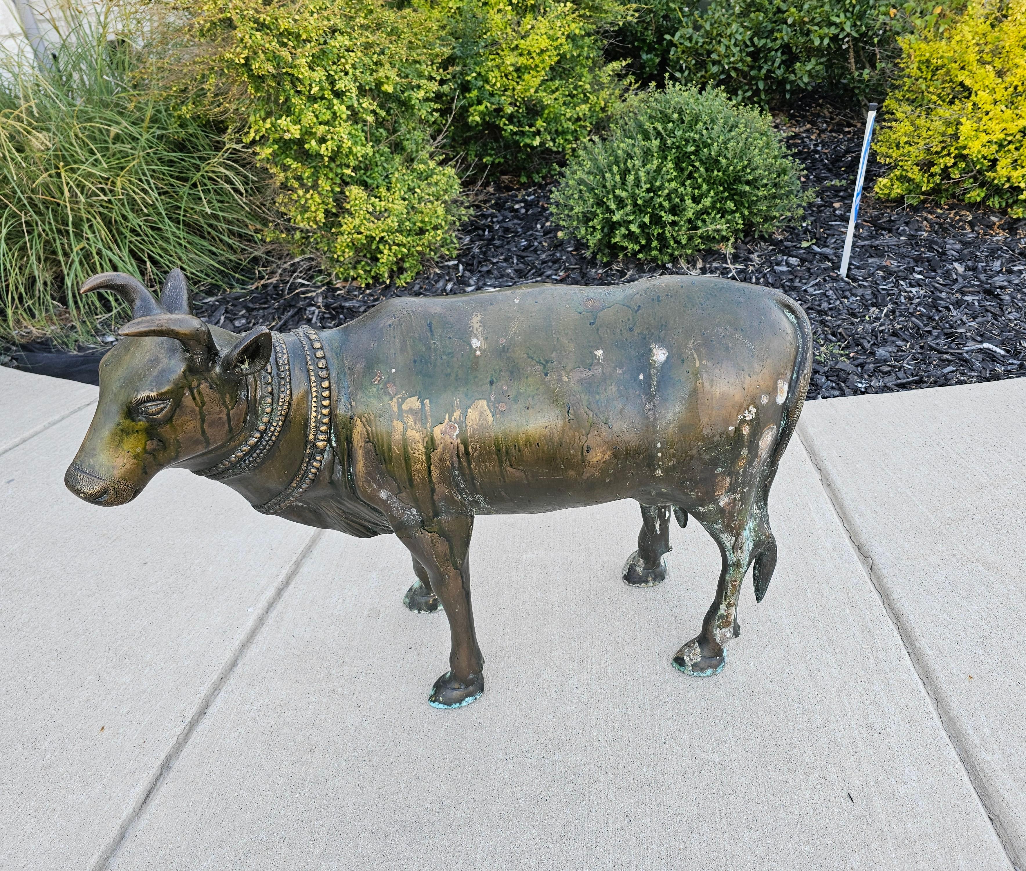 Calco Grande statua antica del tempio indiano Nandi Bull in bronzo e lega di rame in vendita