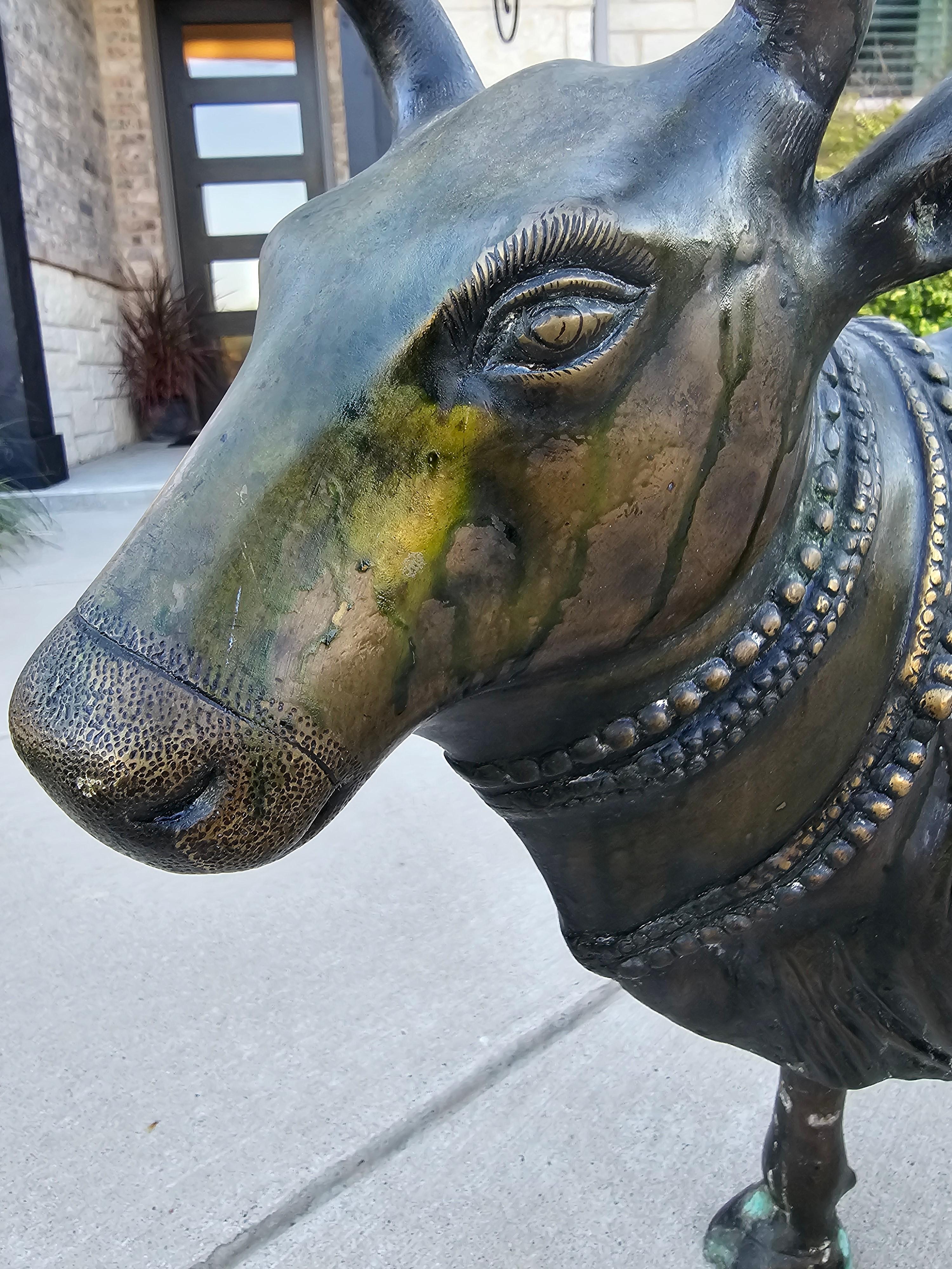 Grande statua antica del tempio indiano Nandi Bull in bronzo e lega di rame In condizioni discrete in vendita a Forney, TX
