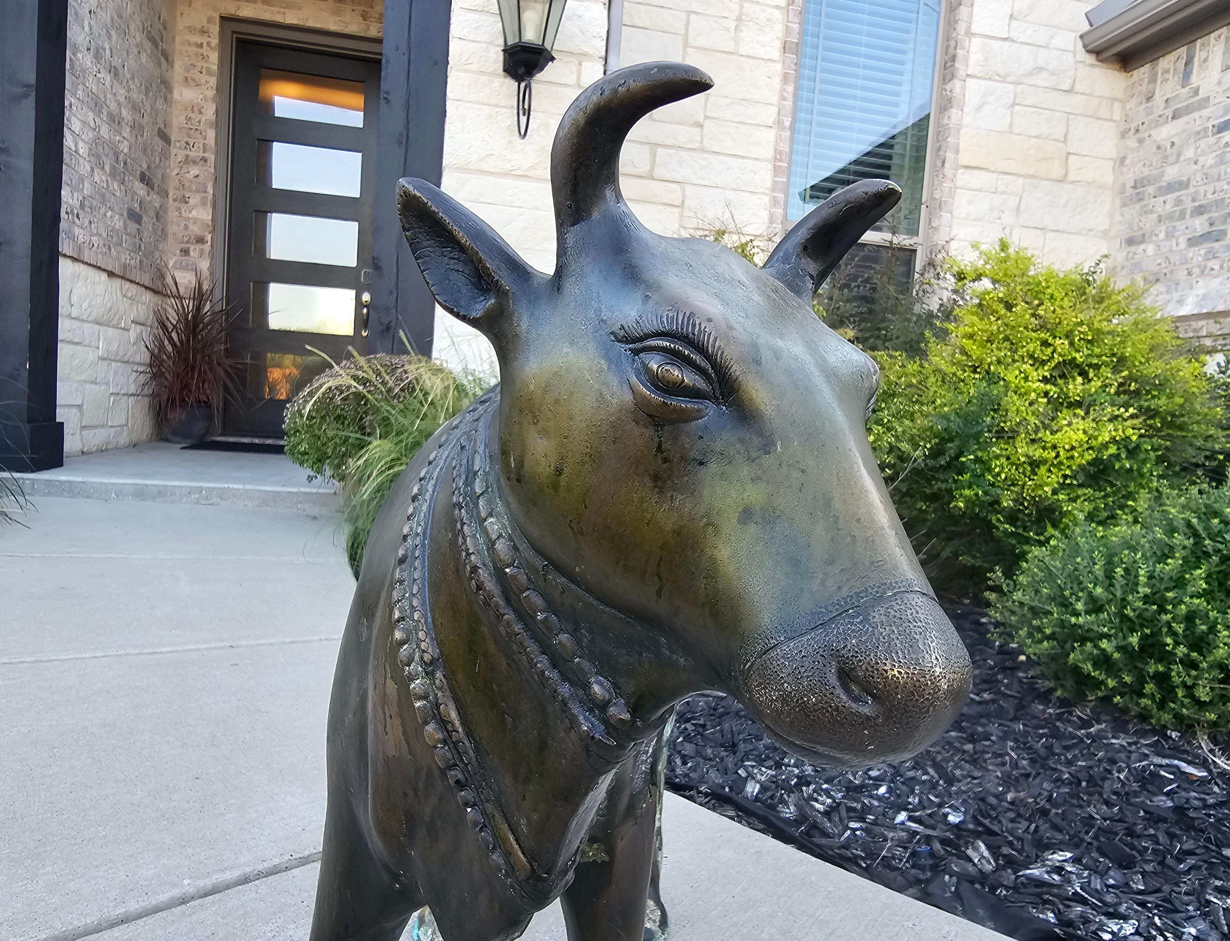 XIX secolo Grande statua antica del tempio indiano Nandi Bull in bronzo e lega di rame in vendita