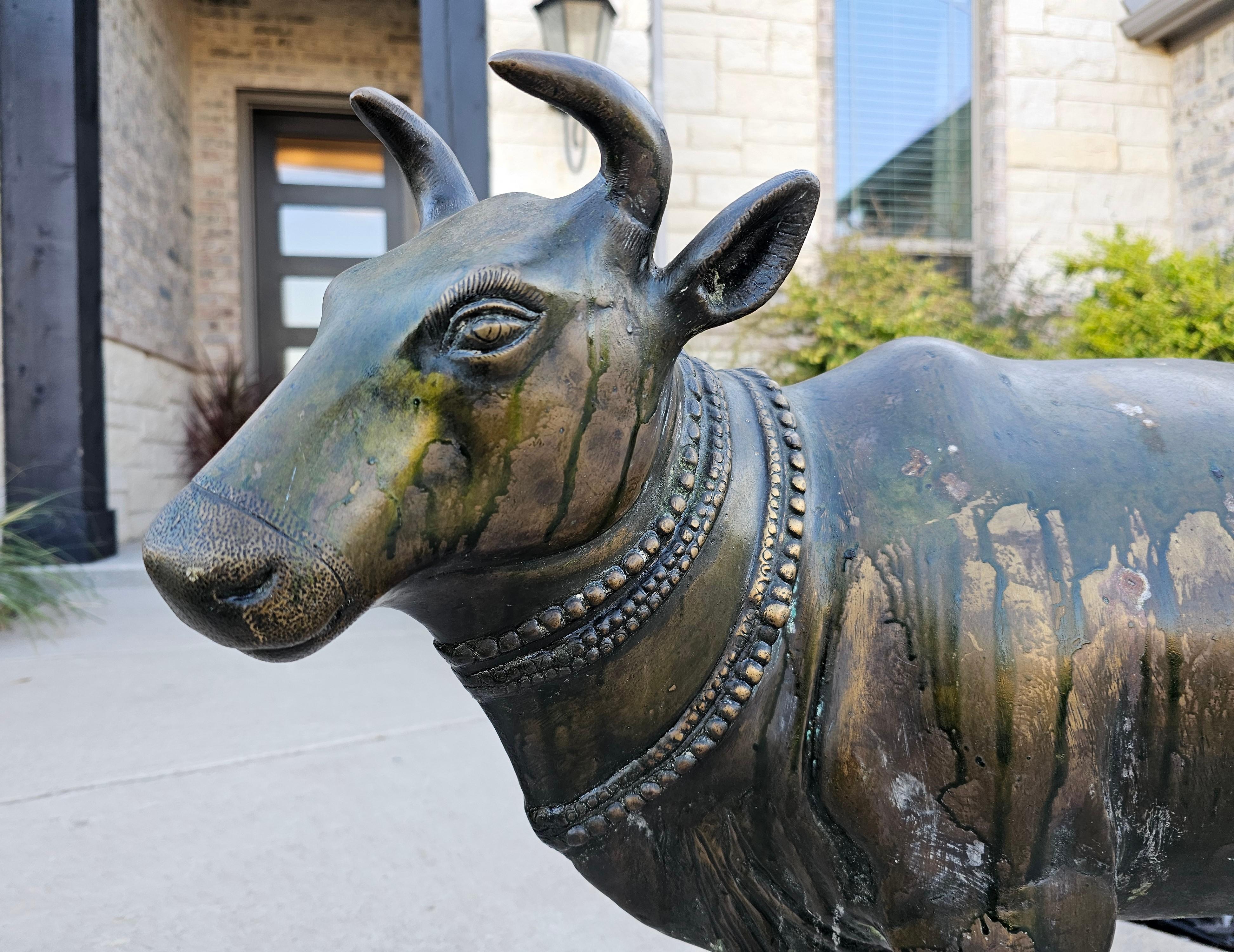Grande statua antica del tempio indiano Nandi Bull in bronzo e lega di rame in vendita 1