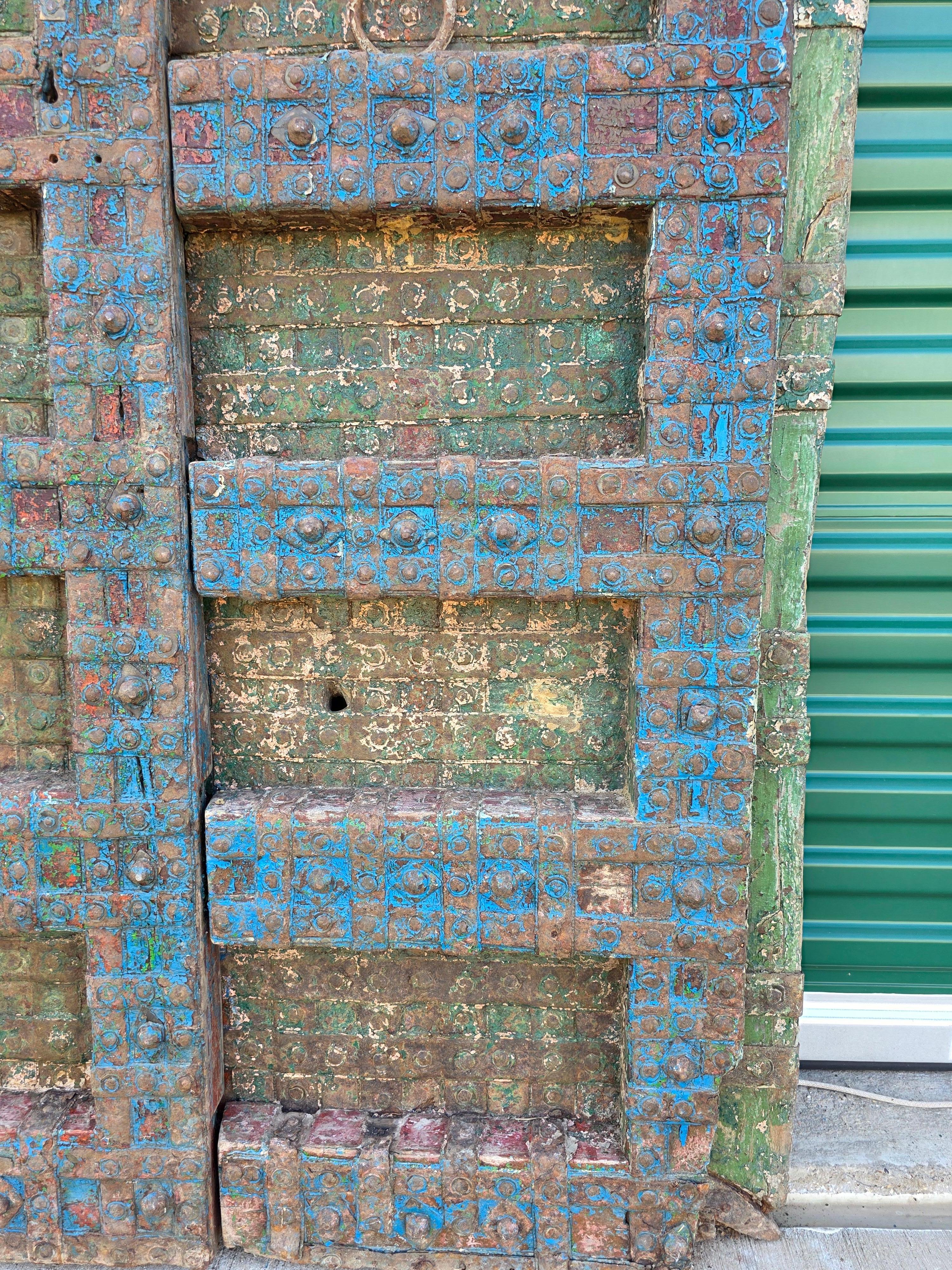 Paire de portes anciennes en bois de teck peintes sur métal, récupération architecturale d'un temple indien en vente 3