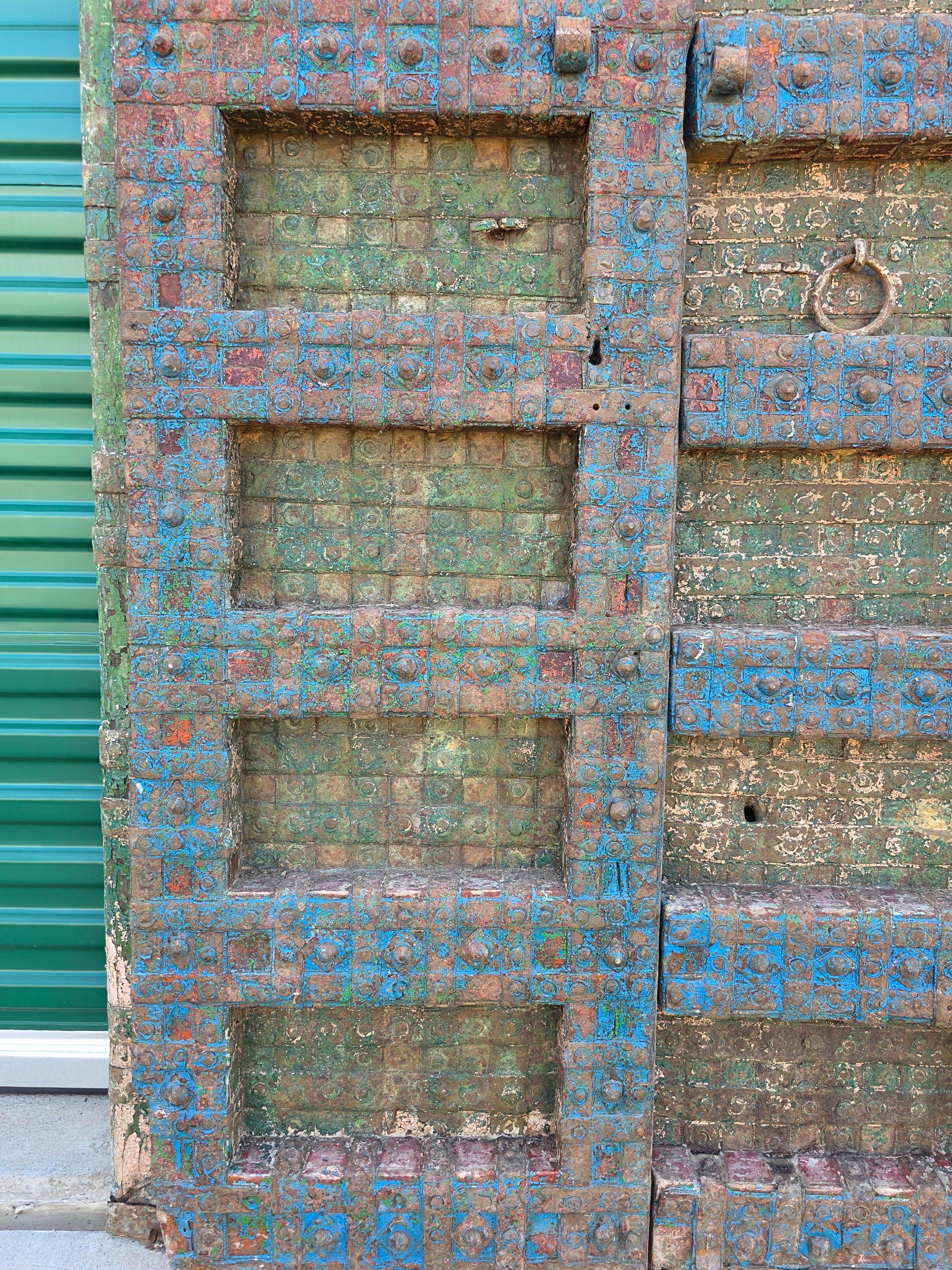 Paire de portes anciennes en bois de teck peintes sur métal, récupération architecturale d'un temple indien en vente 4