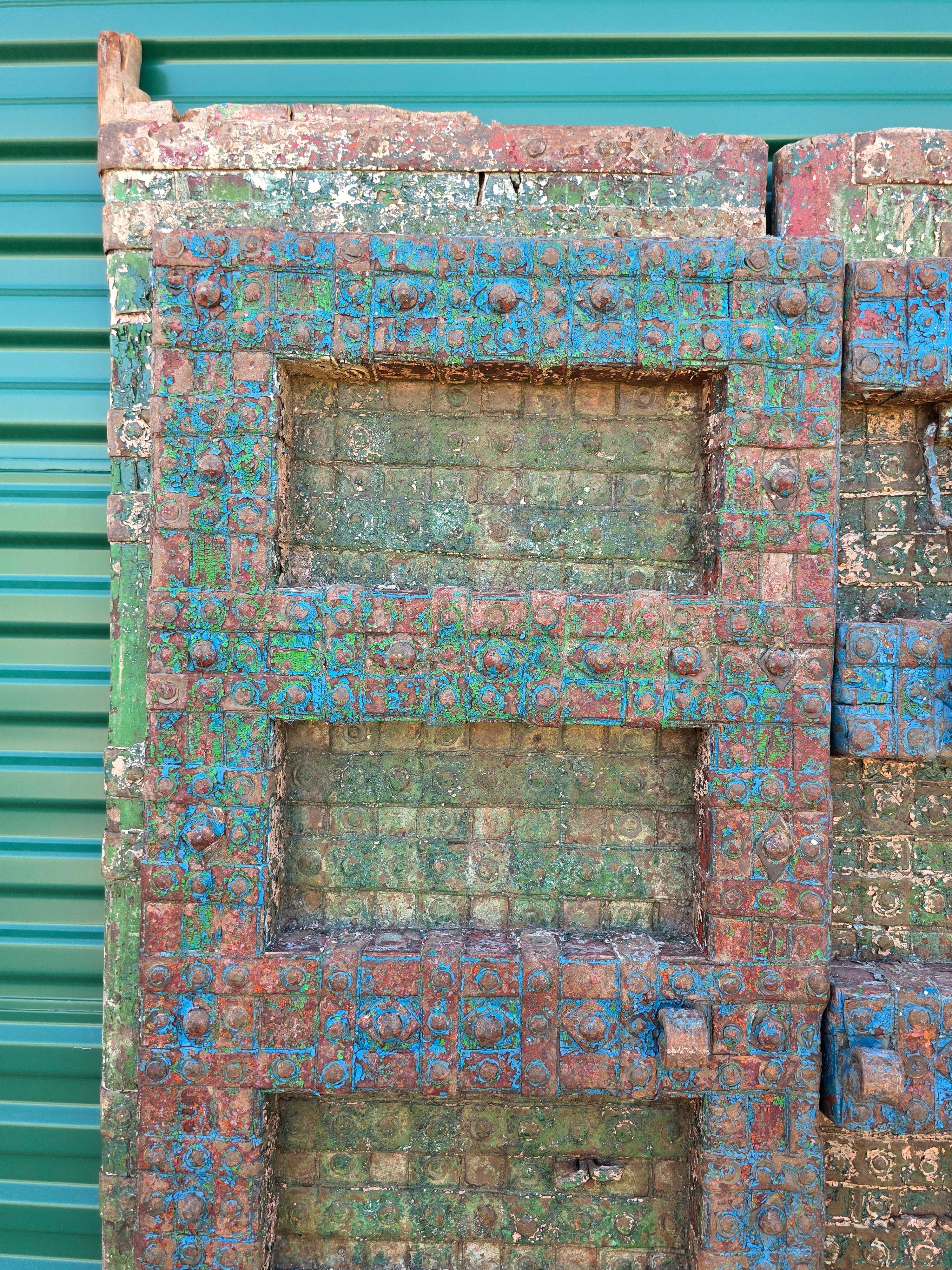Paire de portes anciennes en bois de teck peintes sur métal, récupération architecturale d'un temple indien en vente 5