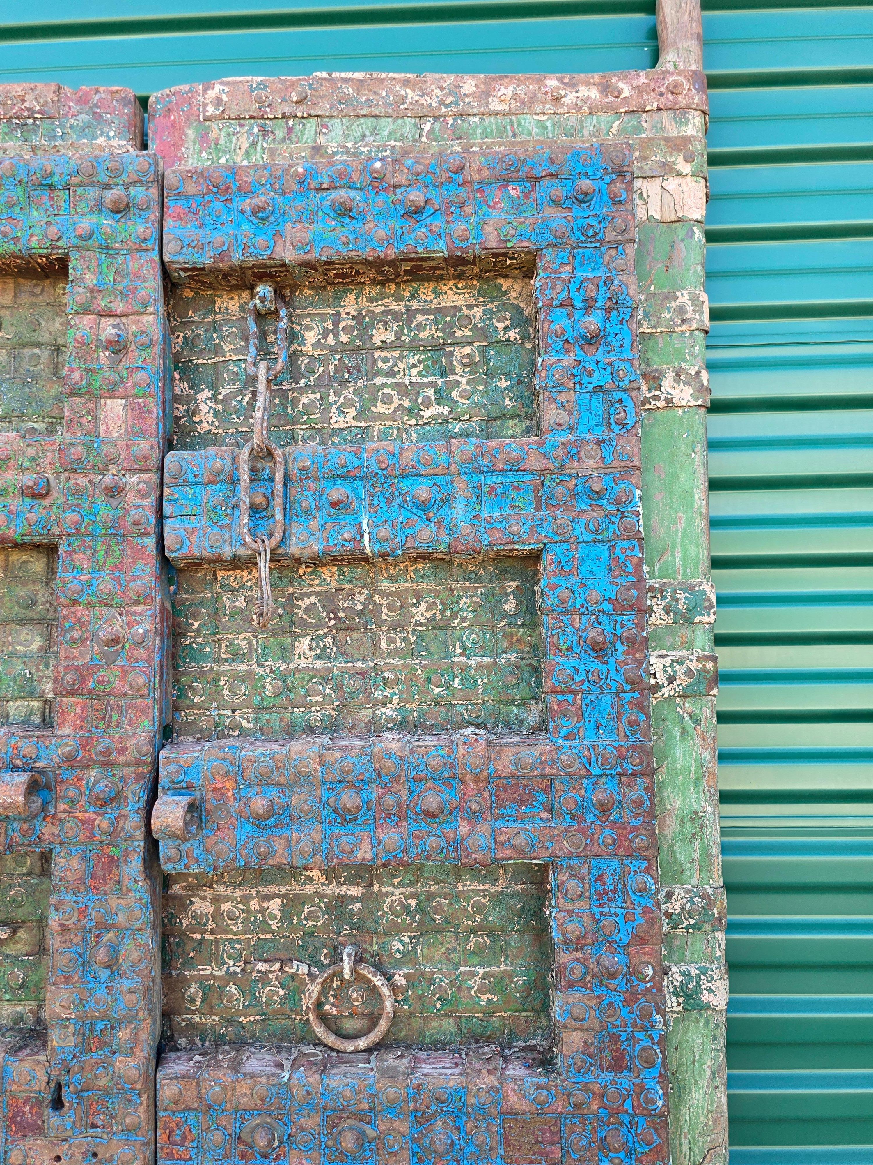 Paire de portes anciennes en bois de teck peintes sur métal, récupération architecturale d'un temple indien en vente 6