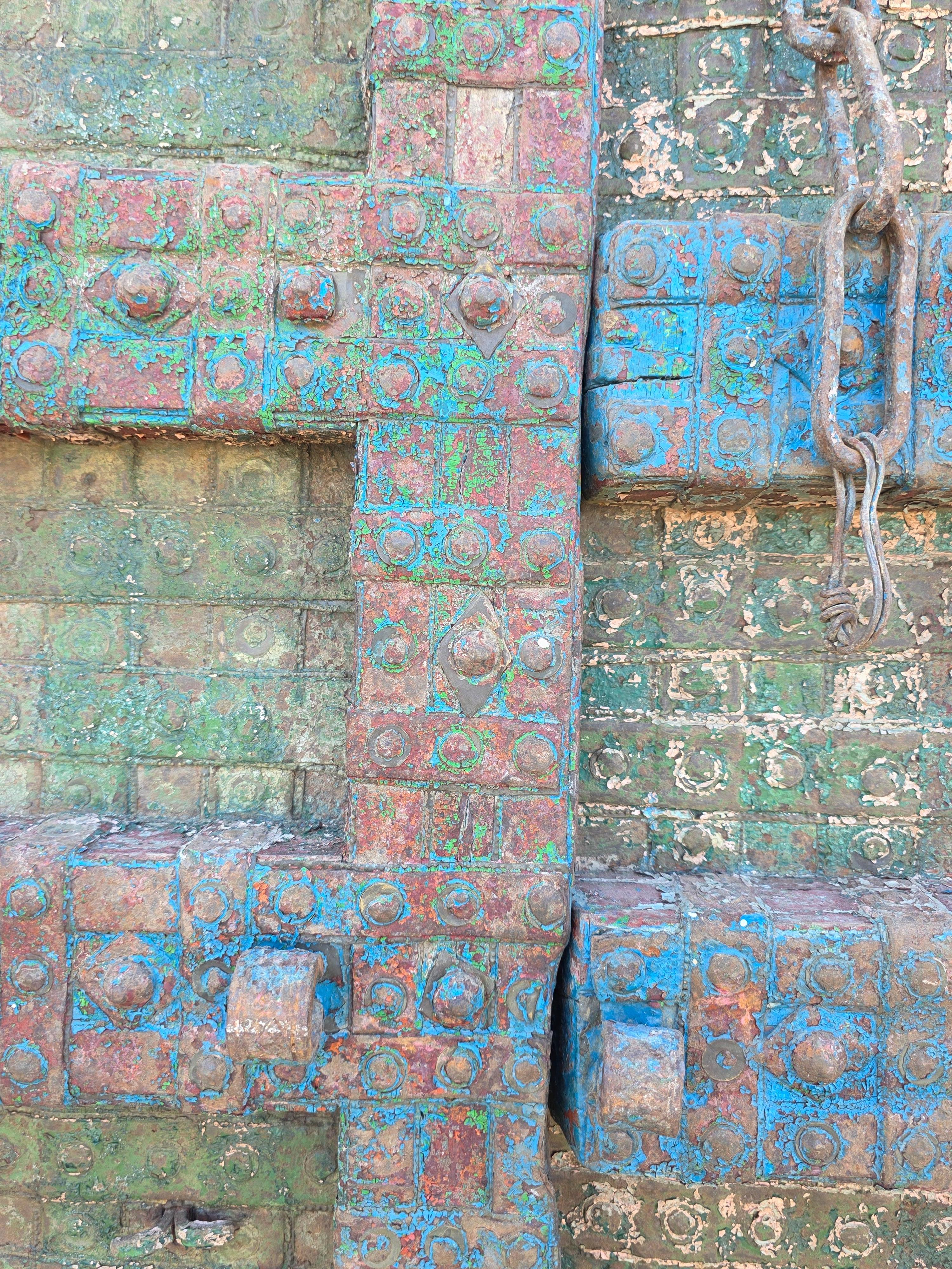 Paire de portes anciennes en bois de teck peintes sur métal, récupération architecturale d'un temple indien en vente 7