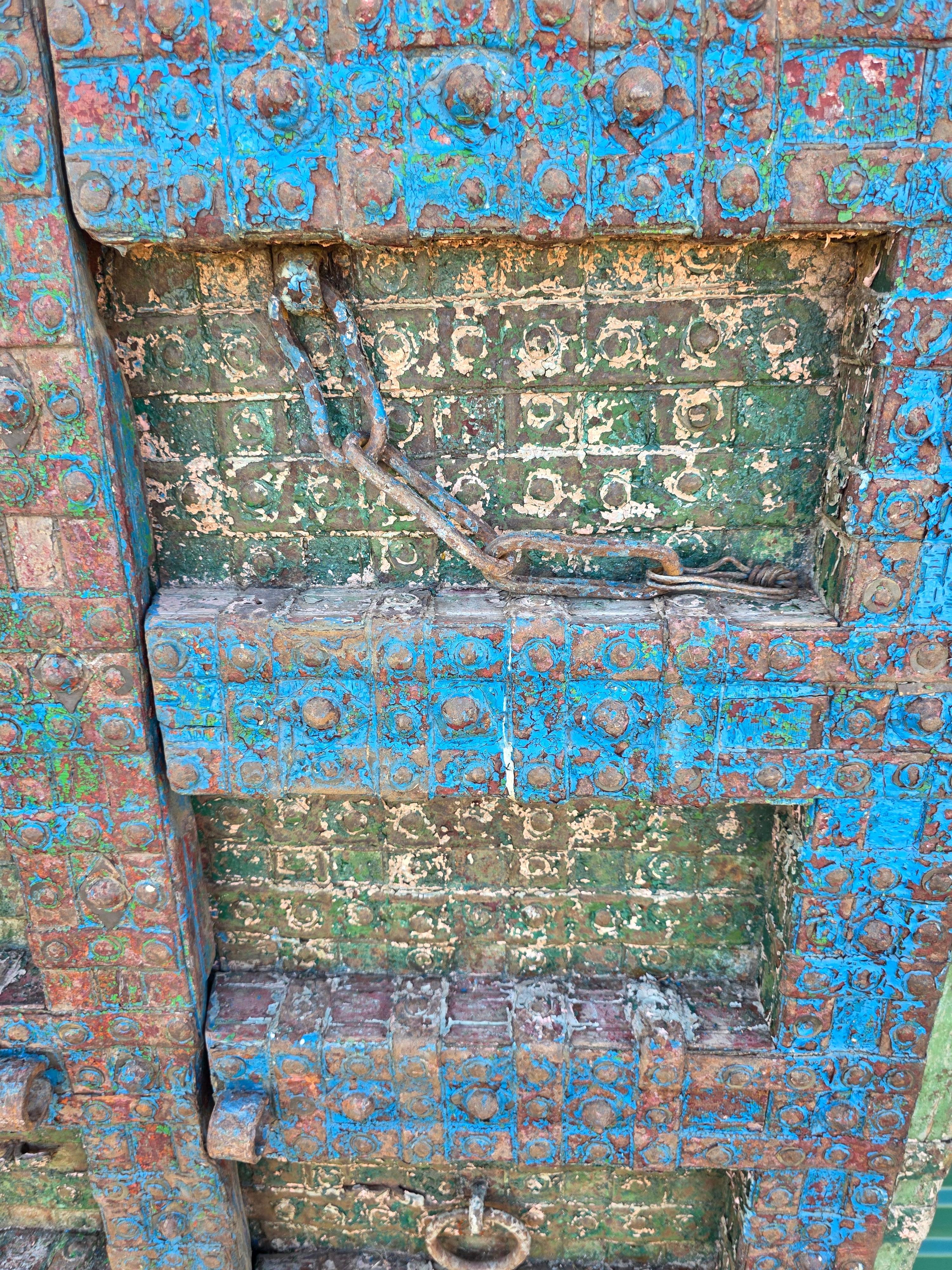 Paire de portes anciennes en bois de teck peintes sur métal, récupération architecturale d'un temple indien en vente 8