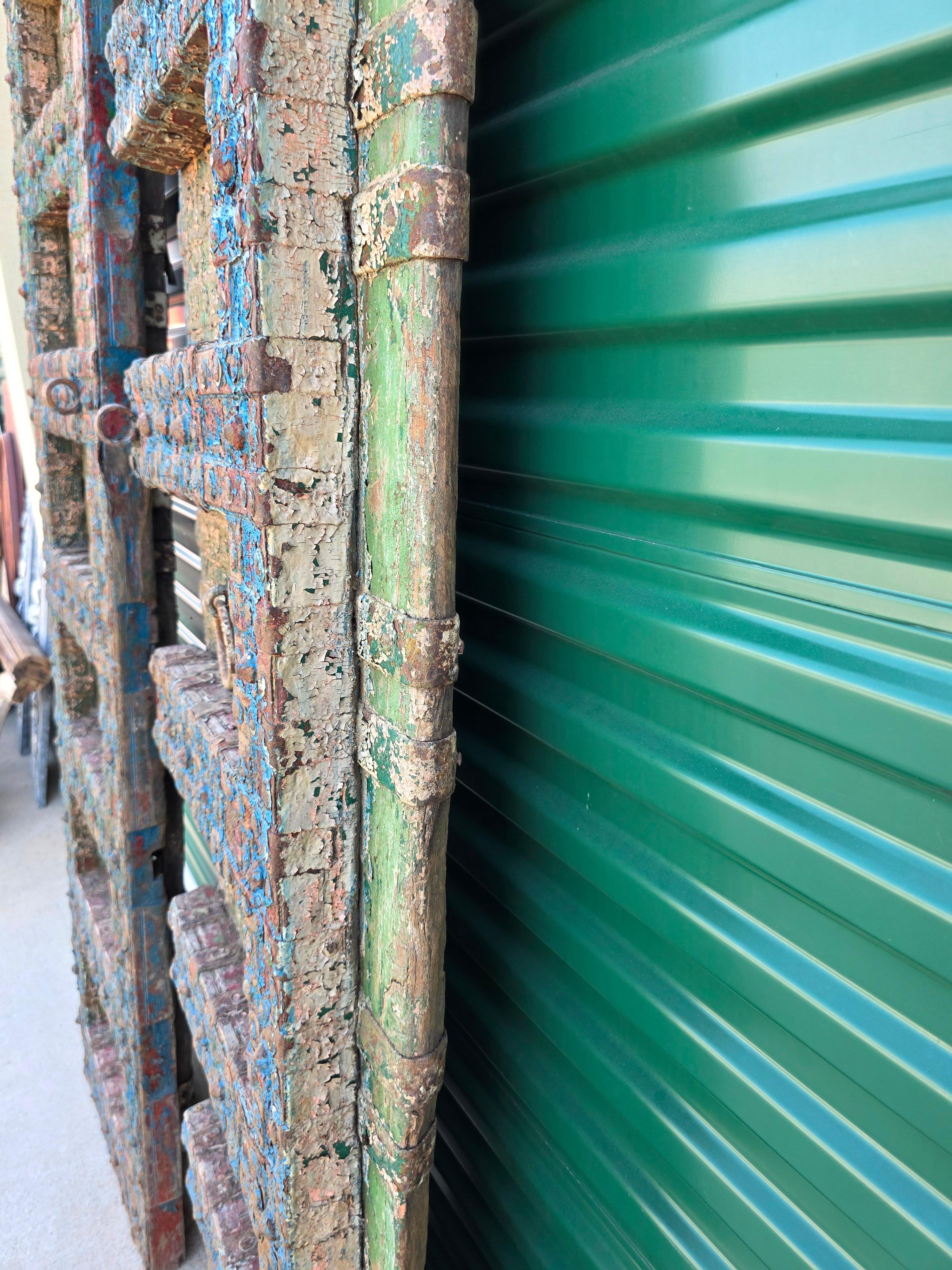 Paire de portes anciennes en bois de teck peintes sur métal, récupération architecturale d'un temple indien en vente 9